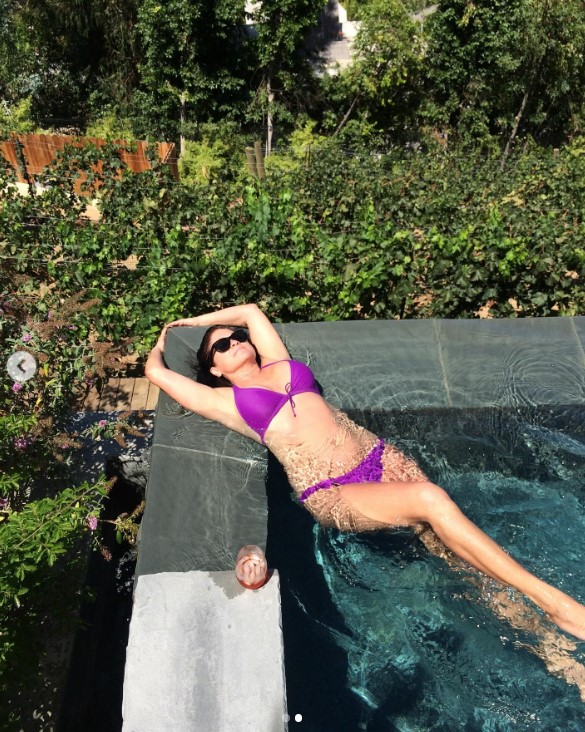 Valerie Bertinelli posando en bikini en un post de 2014 | Fuente: Instagram/wolfiesmom