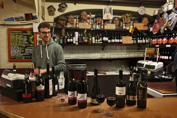 Un barman de pie en un bar. | Foto: Getty Images