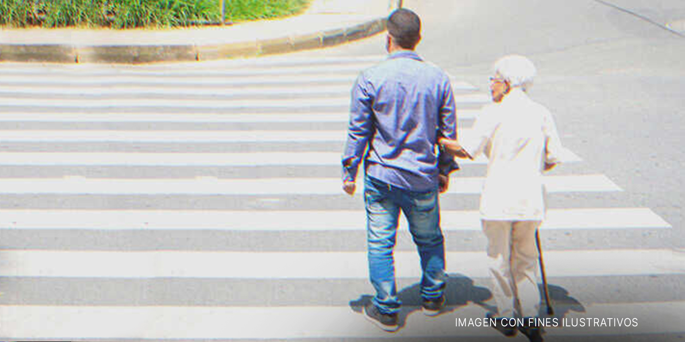 Hombre y anciana cruzan la calle | Foto: Shutterstock
