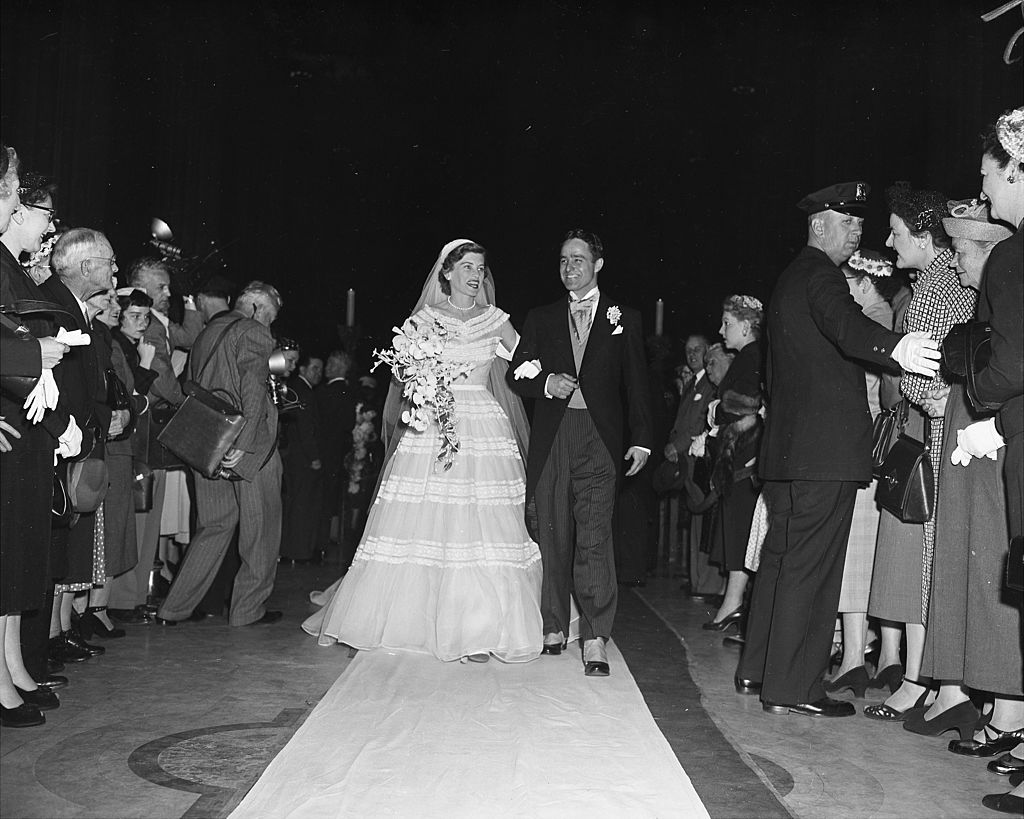 Robert Sargent Shriver y Eunice Mary Kennedy el día de su boda en 1953. | Foto: Getty Images.