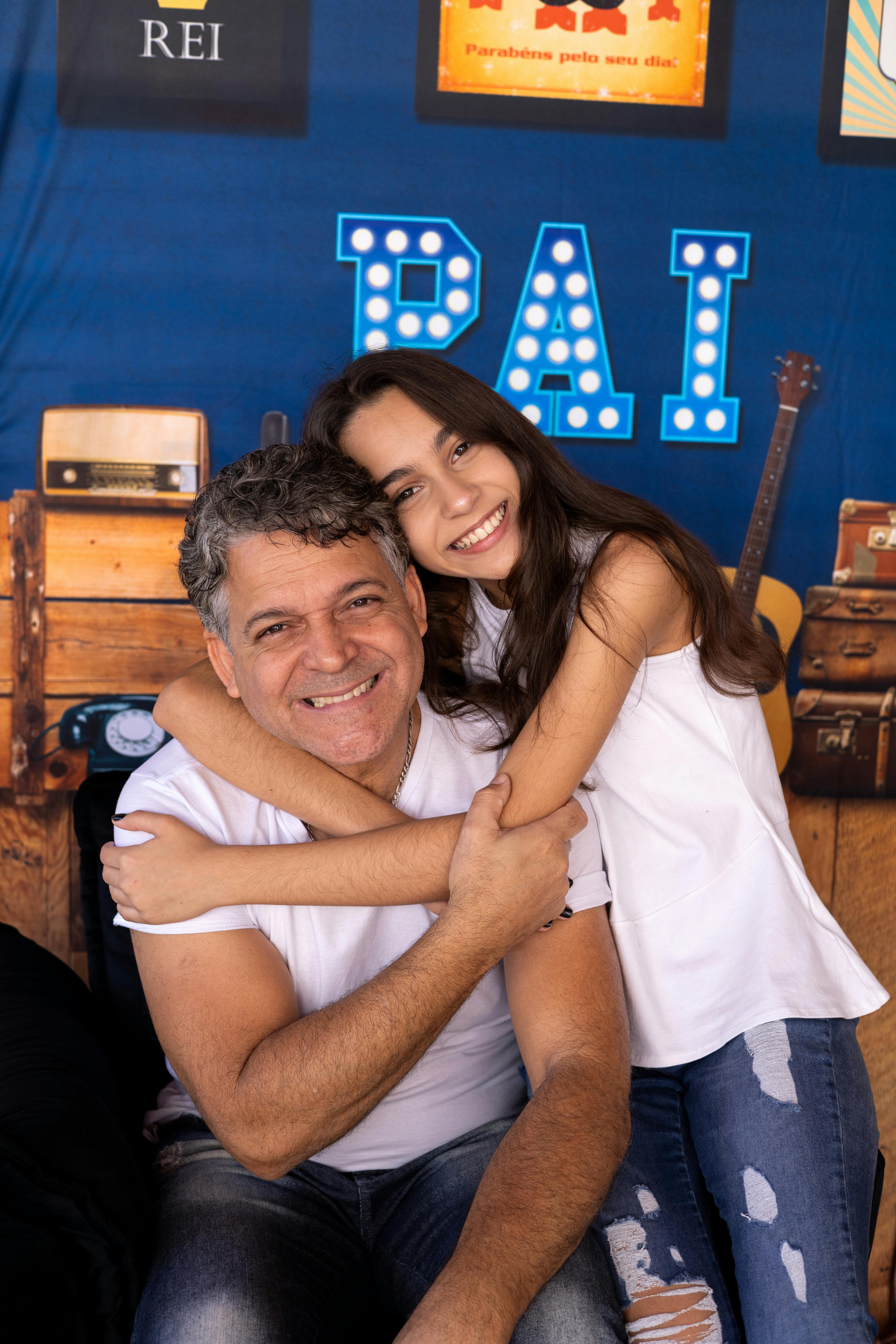 Un padre y una hija felices abrazados | Foto: Pexels
