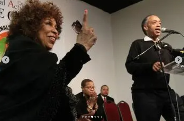Roberta Flack muestra su apoyo durante el discurso de Al Sharpton en un acto comunitario, publicado el 24 de febrero de 2025. | Fuente: Instagram/real_sharpton