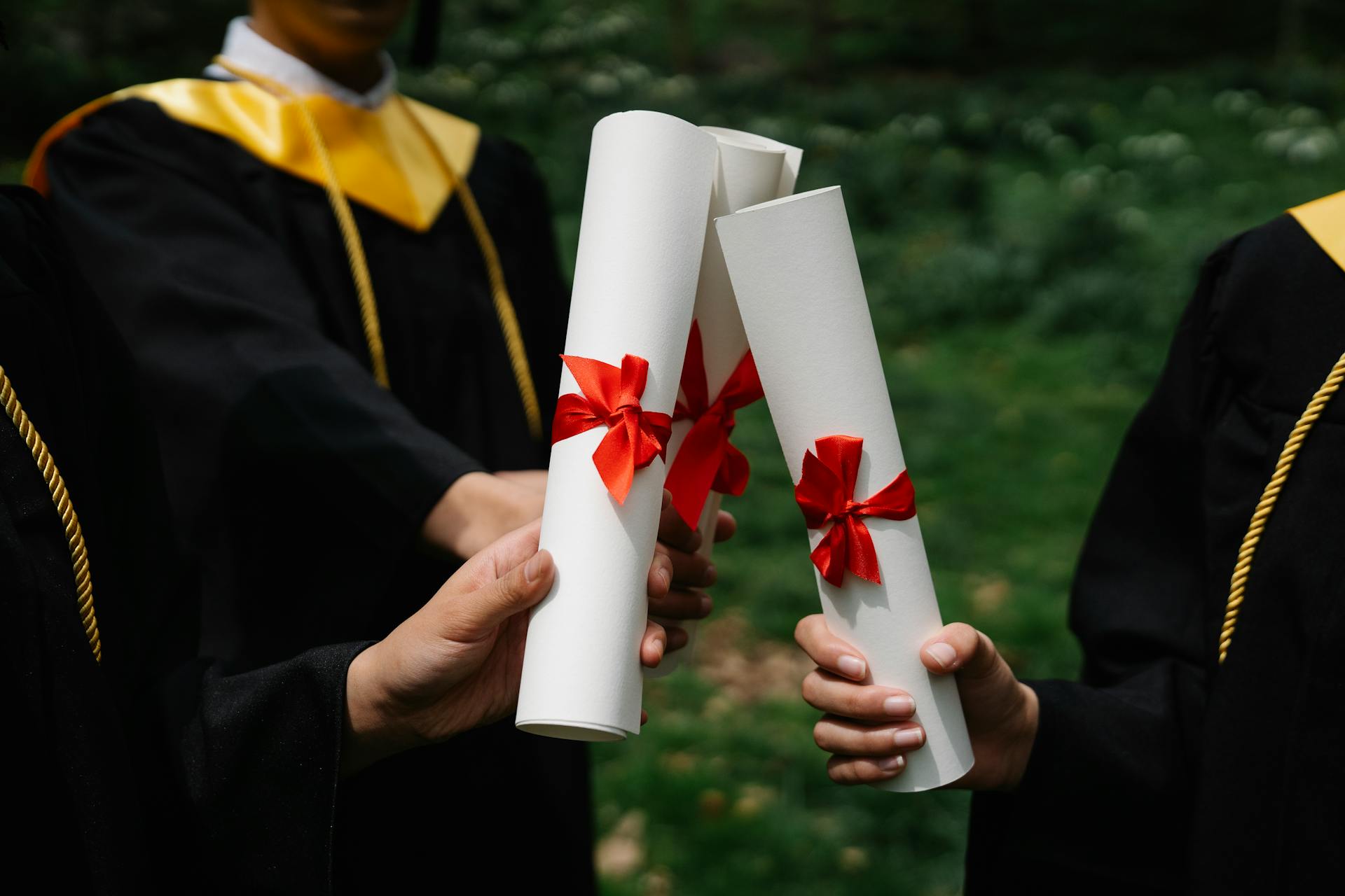 Estudiantes en su graduación | Fuente: Pexels