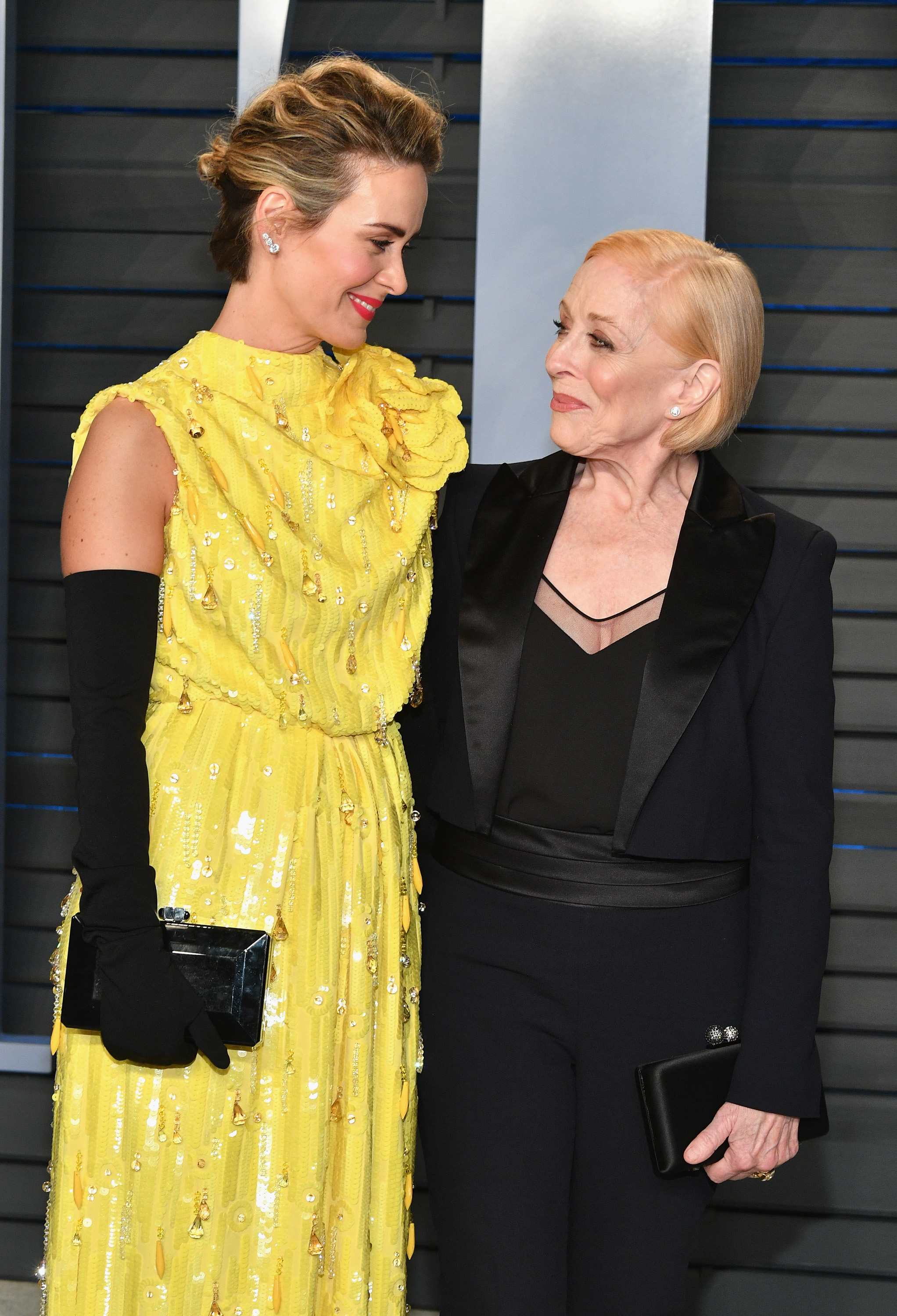 Sarah Paulson y Holland Taylor asisten a la fiesta de los Oscar 2018 de Vanity Fair en el Wallis Annenberg Center for the Performing Arts, el 4 de marzo de 2018 en Beverly Hills, California | Foto: Getty Images