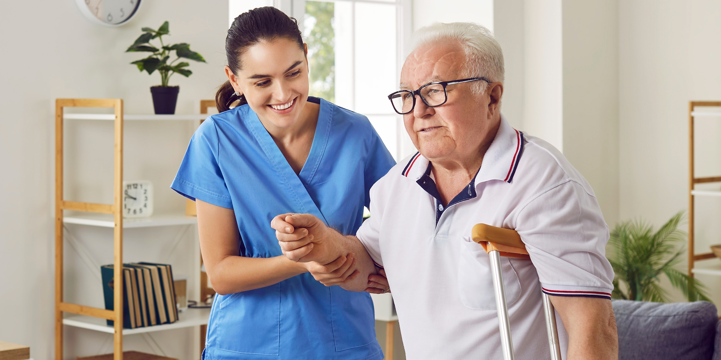 Cuidadora con un anciano | Fuente: Shutterstock