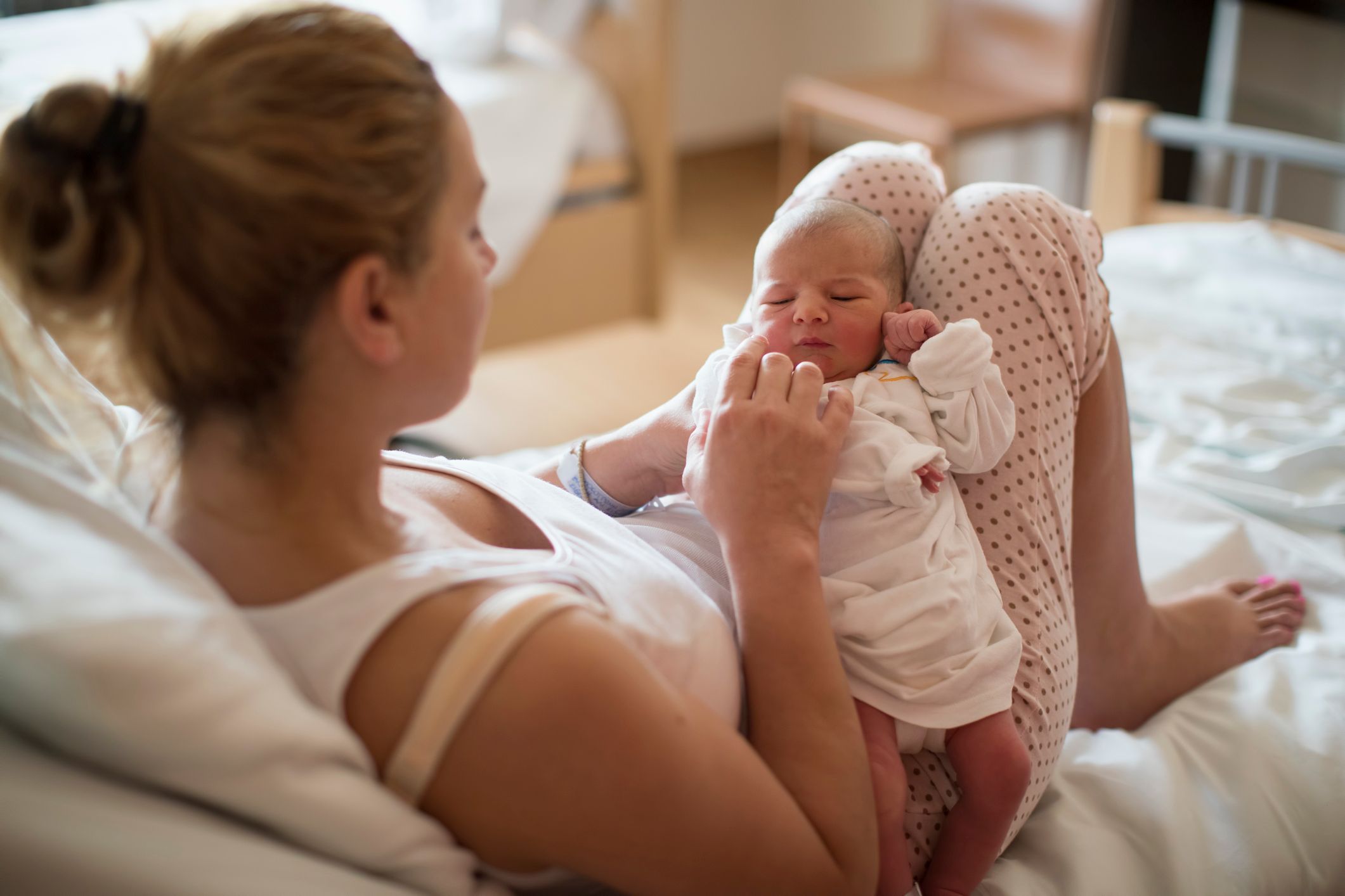 Una madre sosteniendo a su recién nacido en una habitación. | Foto: Shutterstock