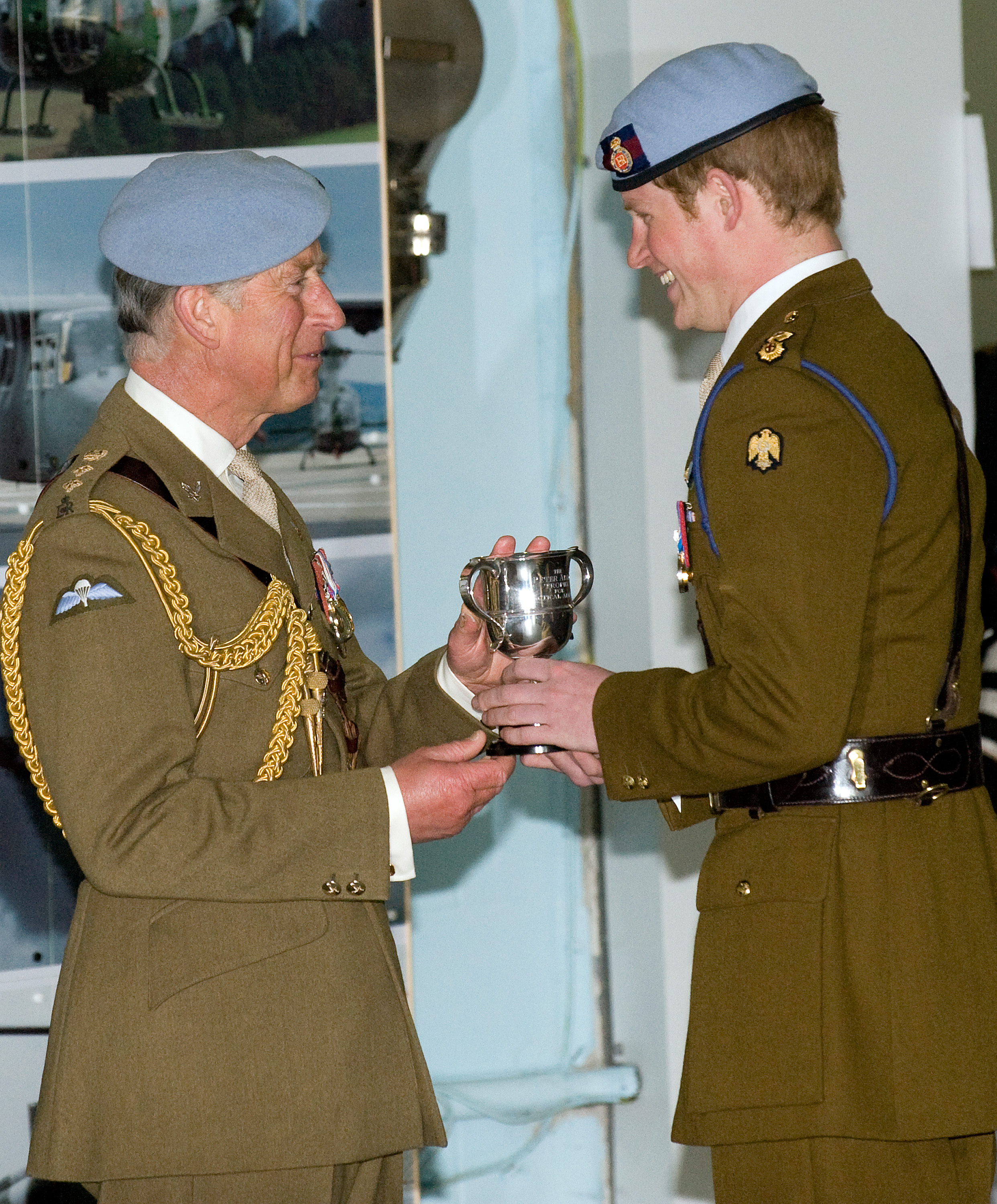 El príncipe Charles, príncipe de Gales, entrega al príncipe Harry sus insignias de vuelo en Middle Wallup, Inglaterra, el 7 de mayo de 2010. | Fuente: Getty Images