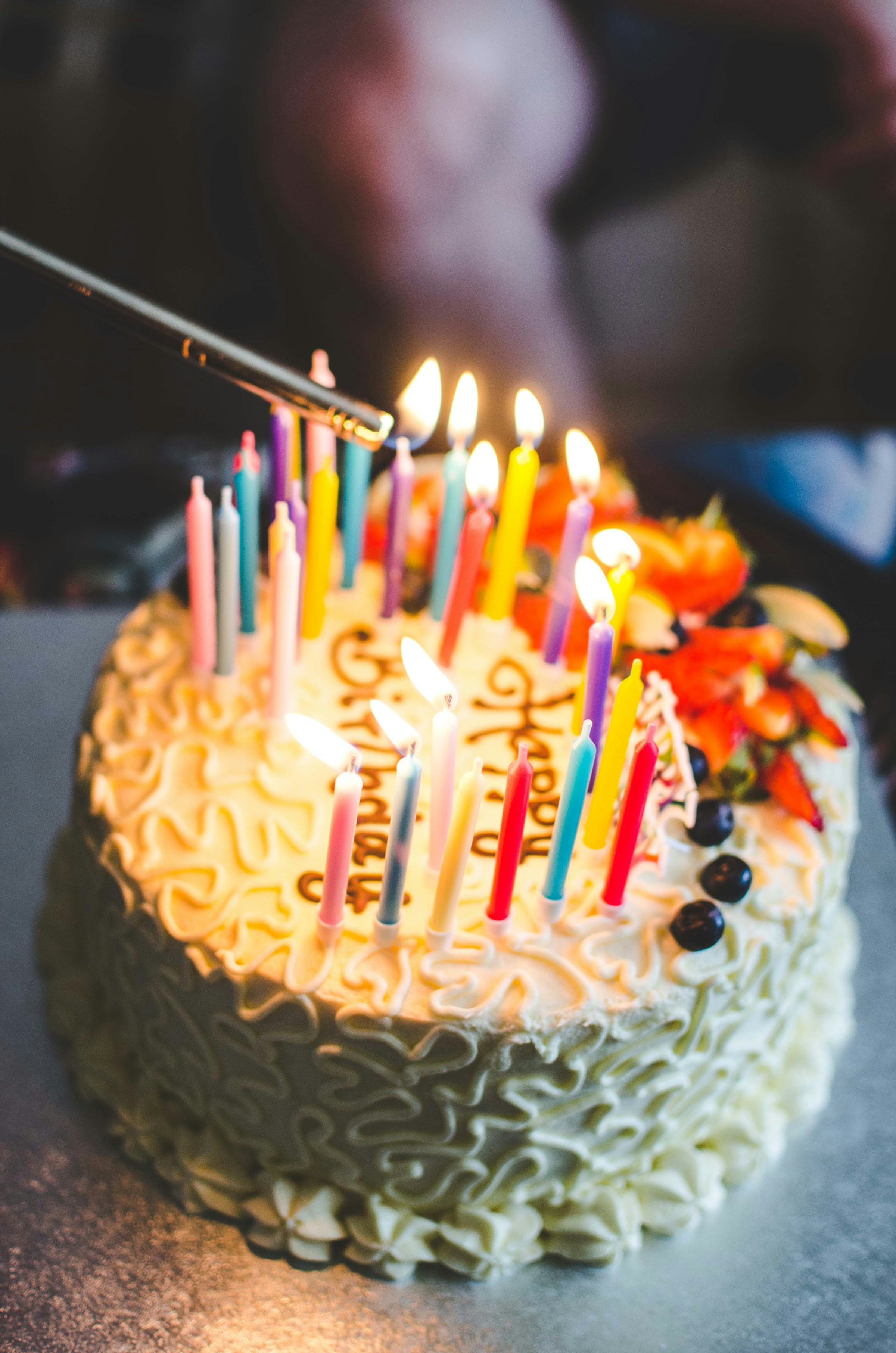 Pastel de cumpleaños con velas | Foto: Unsplash