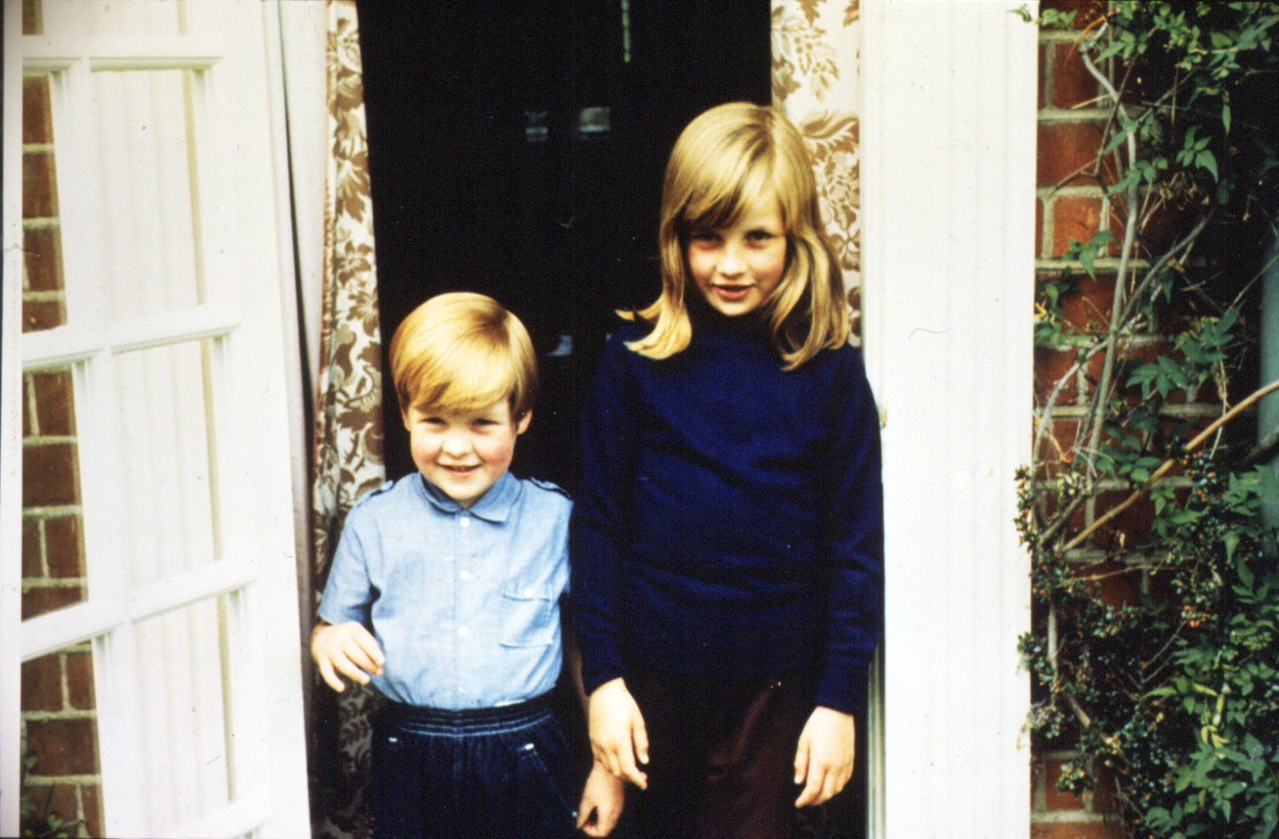 Charles Spencer y la princesa Diana posando en 1968 | Foto: Getty Images