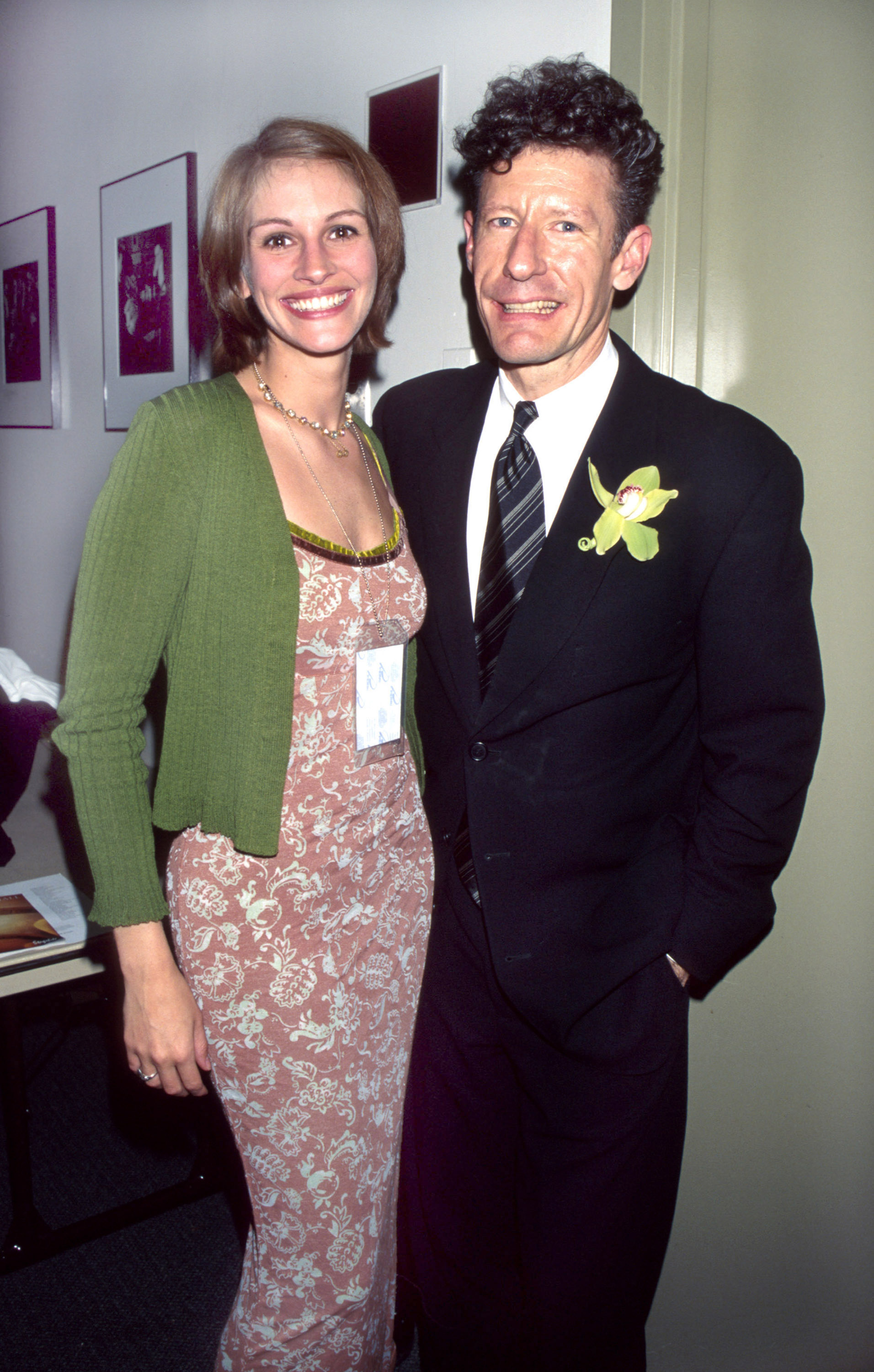 Julia Roberts y Lyle Lovett durante el concierto benéfico de la Rainforest Foundation el 30 de abril de 1997, en Nueva York. | Foto: Getty Images