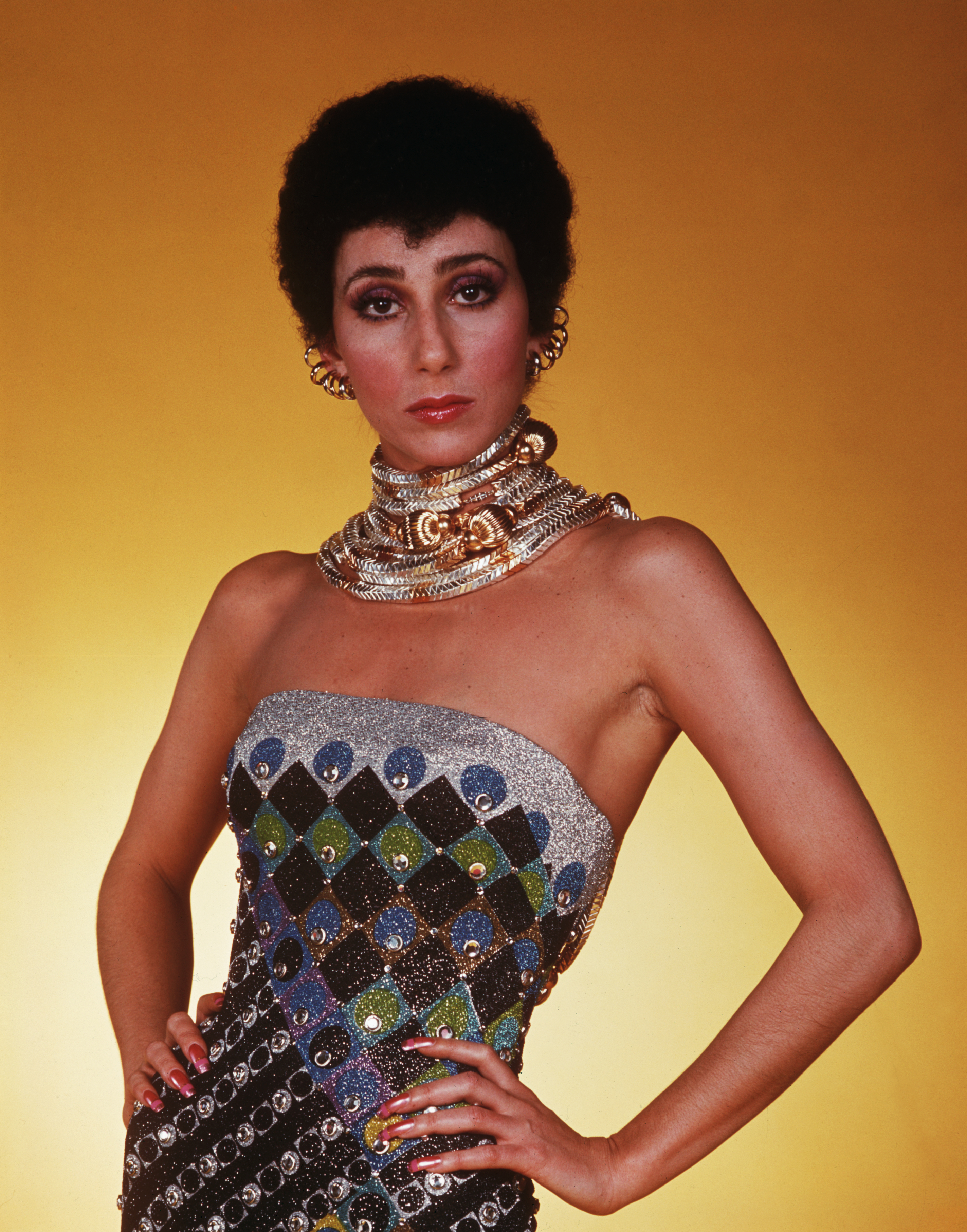 Cher en su programa de televisión "The Sonny and Cher Comedy Hour" en 1975 | Fuente: Getty Images