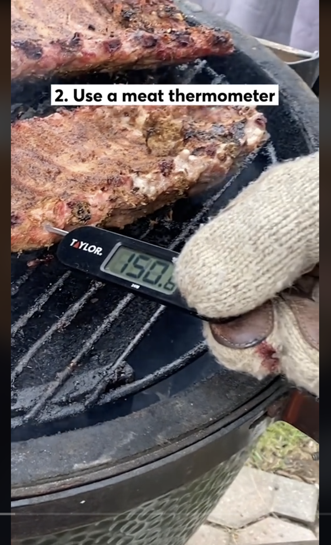 Una persona sostiene un termómetro para comprobar la temperatura de la carne, como se ve en un vídeo del 22 de septiembre de 2023 | Fuente: TikTok/@consumerreports