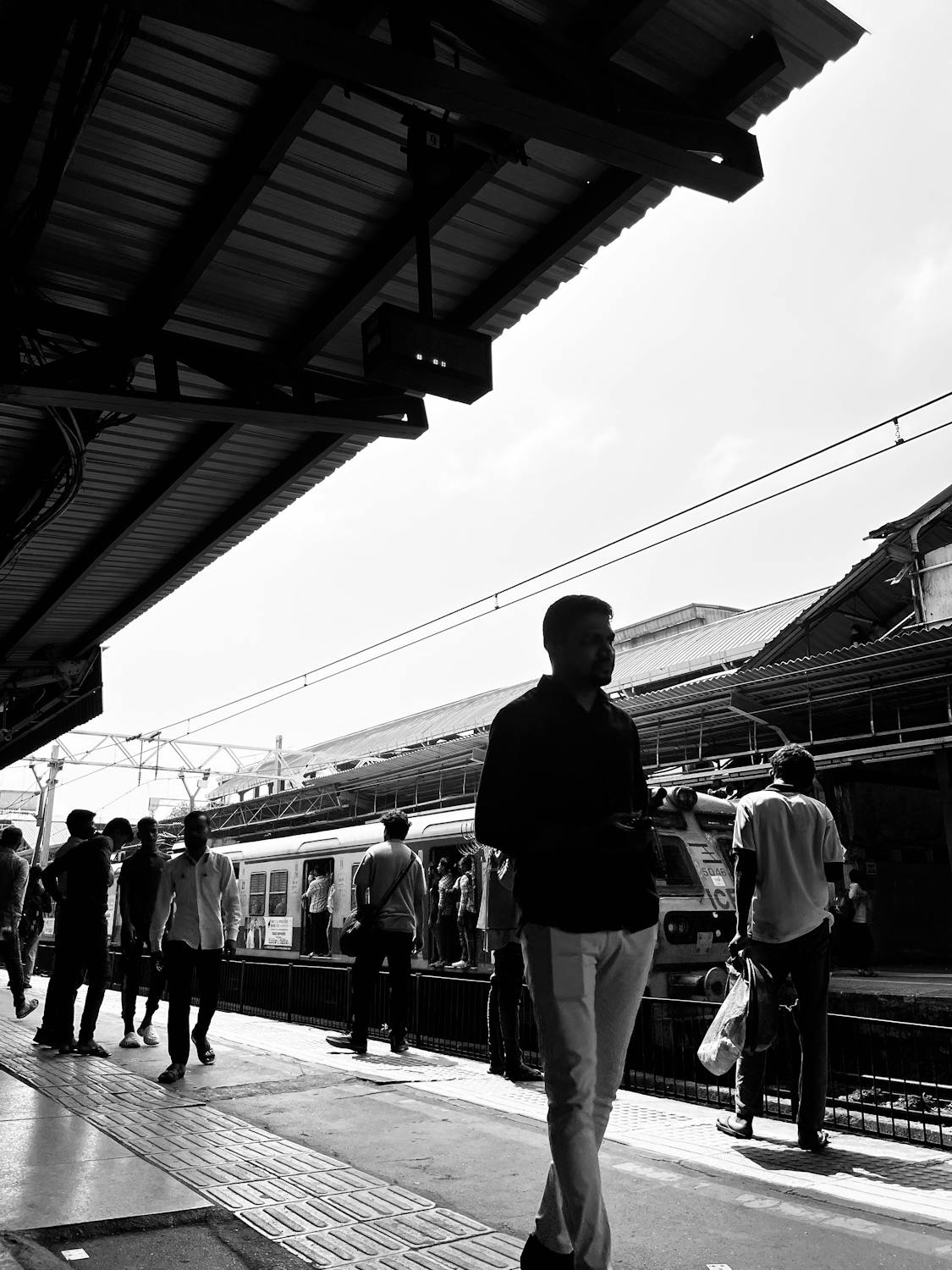 Una concurrida estación de ferrocarril | Fuente: Pexels