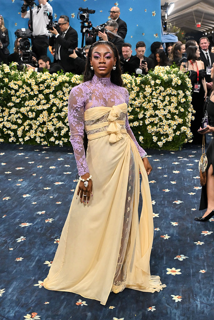 La velocista olímpica de atletismo Sha'Carri Richardson llevó los colores de la primavera a la alfombra de la Met Gala 2025 el 5 de mayo de 2025, en Nueva York.