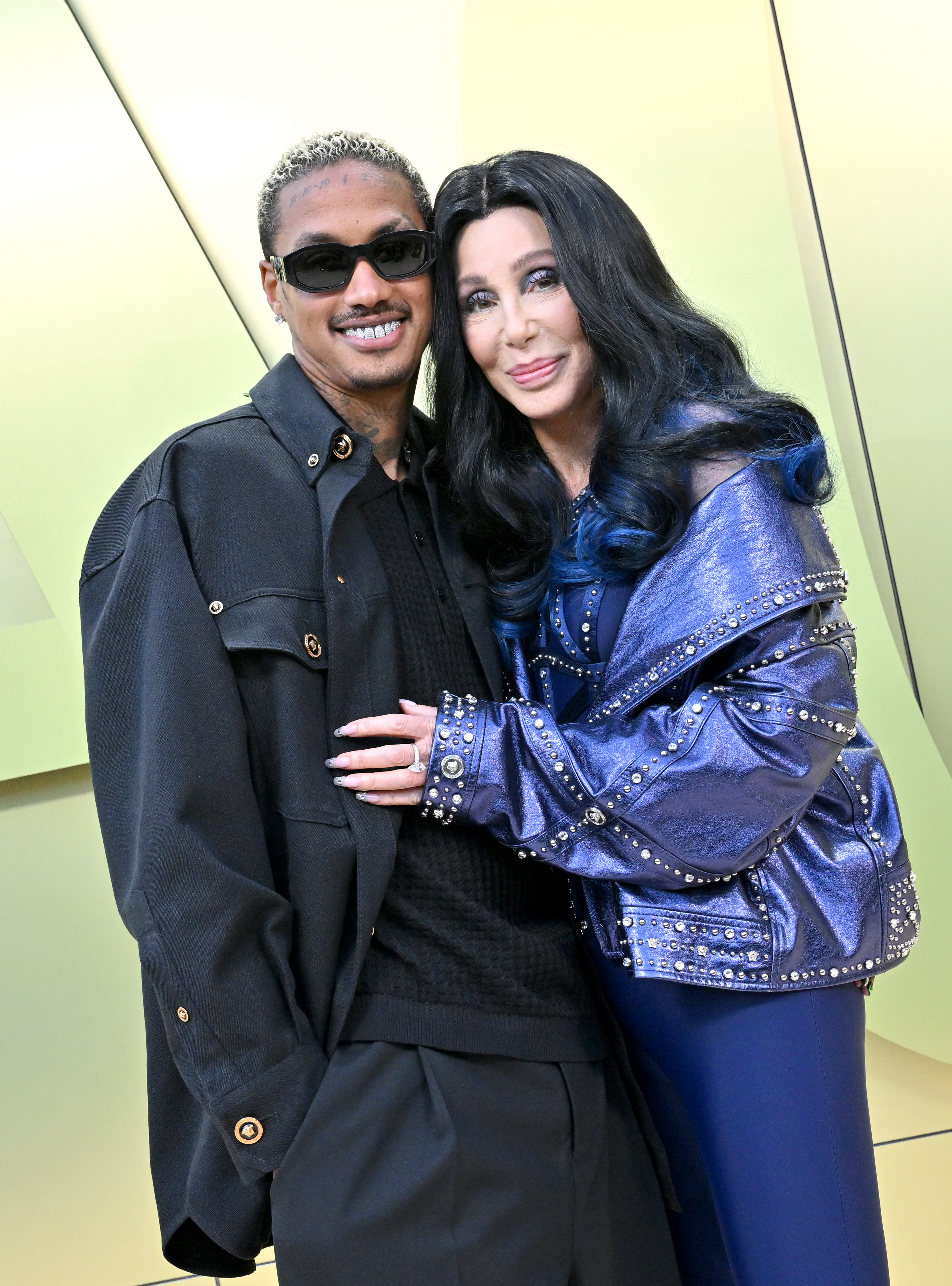 Alexander "AE" Edwards y Cher asisten al desfile Versace FW23 en el Pacific Design Center el 9 de marzo de 2023, en West Hollywood, California. | Fuente: Getty Images