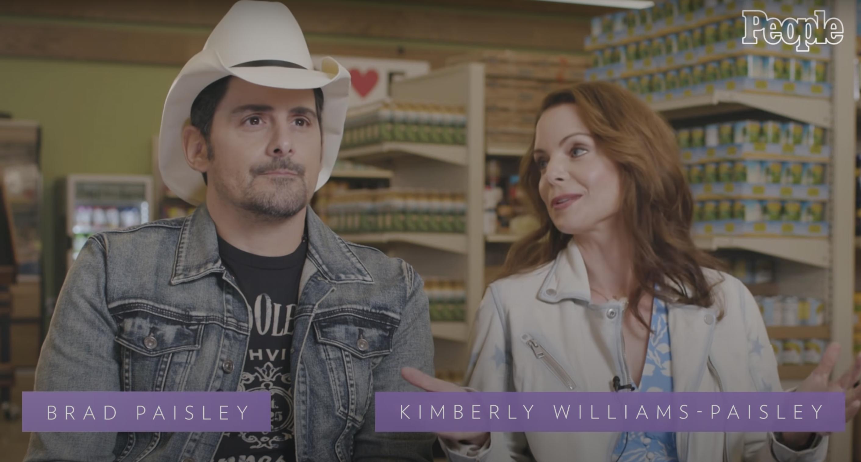 Brad Paisley y Kimberly Williams-Paisley durante una entrevista, fechada en abril de 2021 | Fuente: YouTube/People