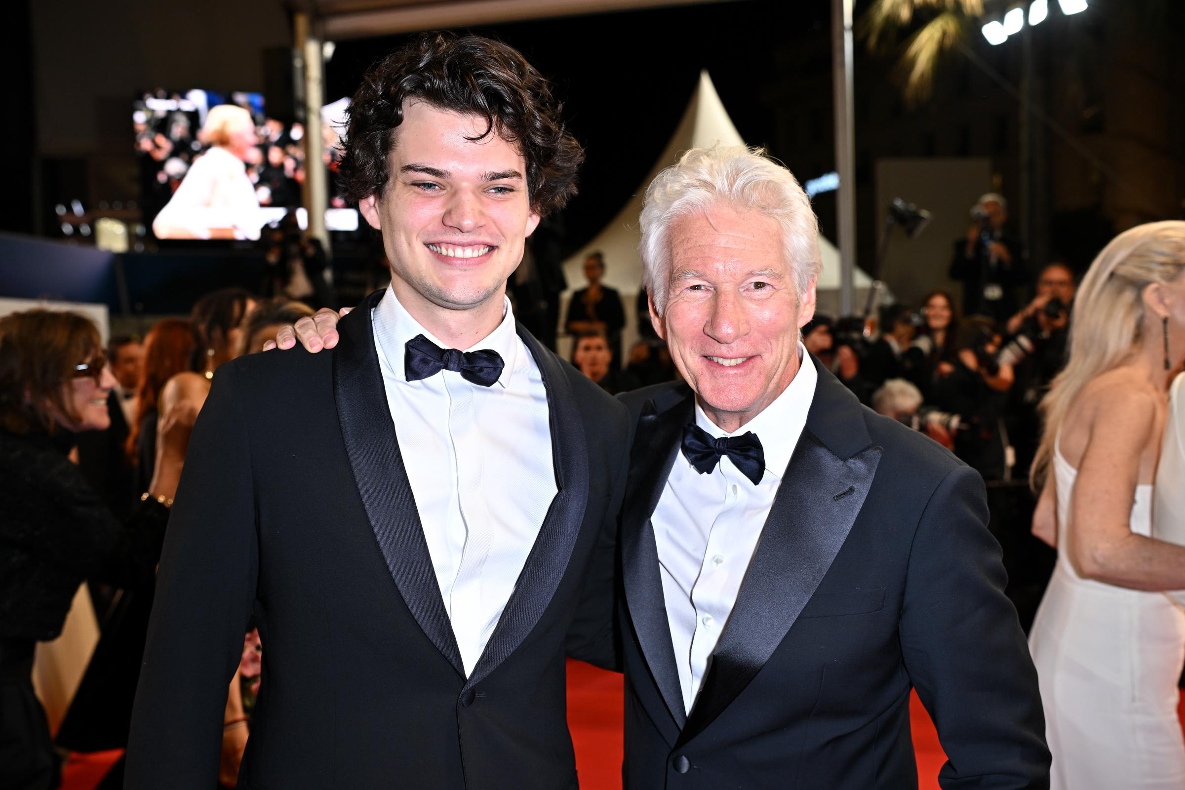 Homer y Richard Gere en la alfombra roja del estreno de "Oh, Canadá" durante la 77ª edición del Festival de Cine de Cannes, Francia, el 17 de mayo de 2024 | Fuente: Getty Images