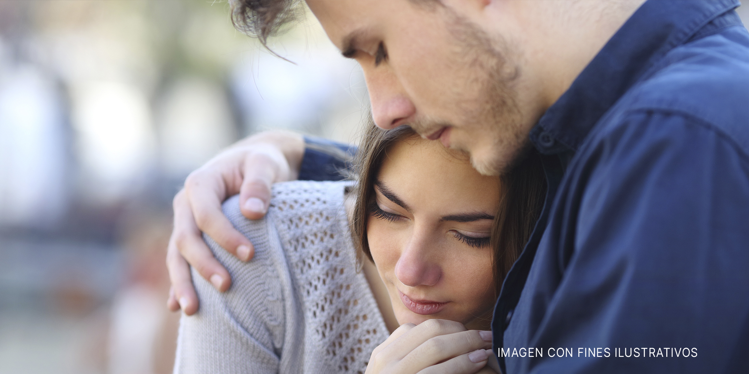 Un hombre consuela a su triste y enlutada esposa. | Foto: Shutterstock