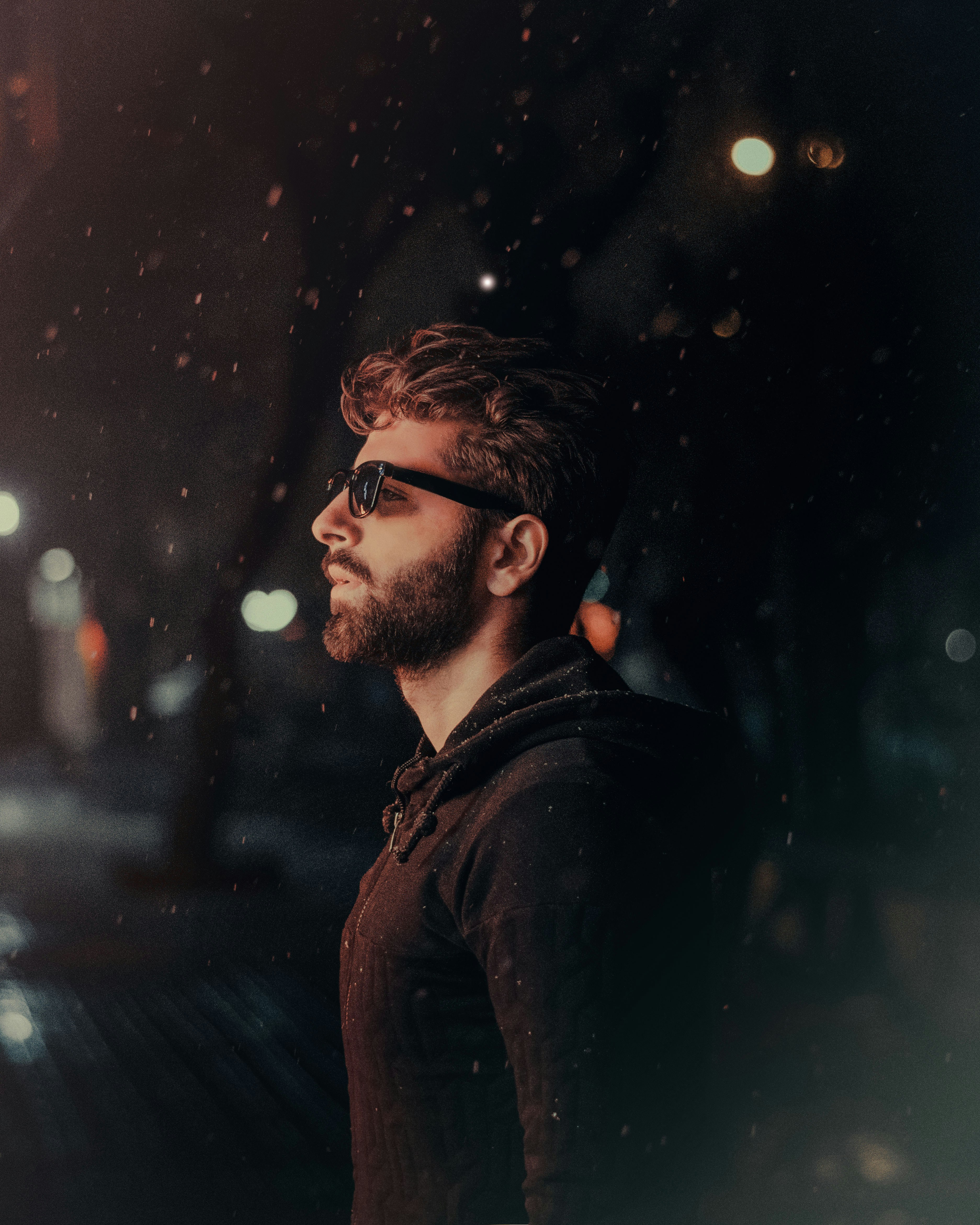 Un hombre serio al aire libre por la noche | Fuente: Unsplash