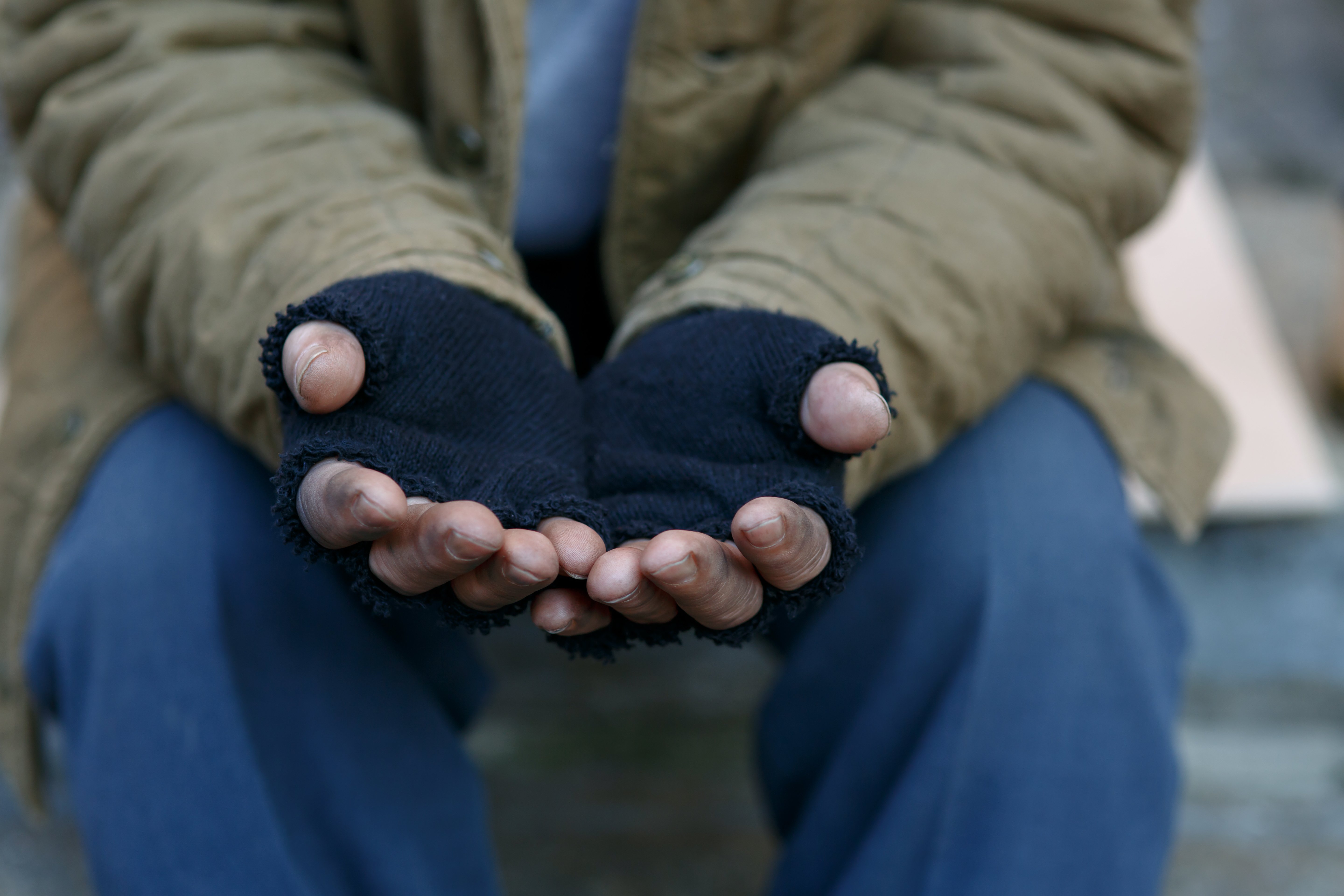 Manos de hombre sin hogar. | Foto: Shutterstock