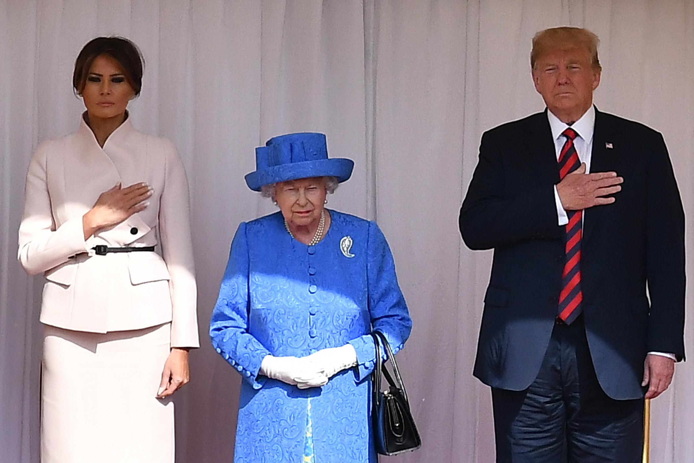 La reina Elizabeth II junto al presidente estadounidense Donald Trump y la primera dama Melania Trump en el cuadrilátero del castillo de Windsor el 13 de julio de 2018 en Windsor, Inglaterra | Fuente: Getty Images