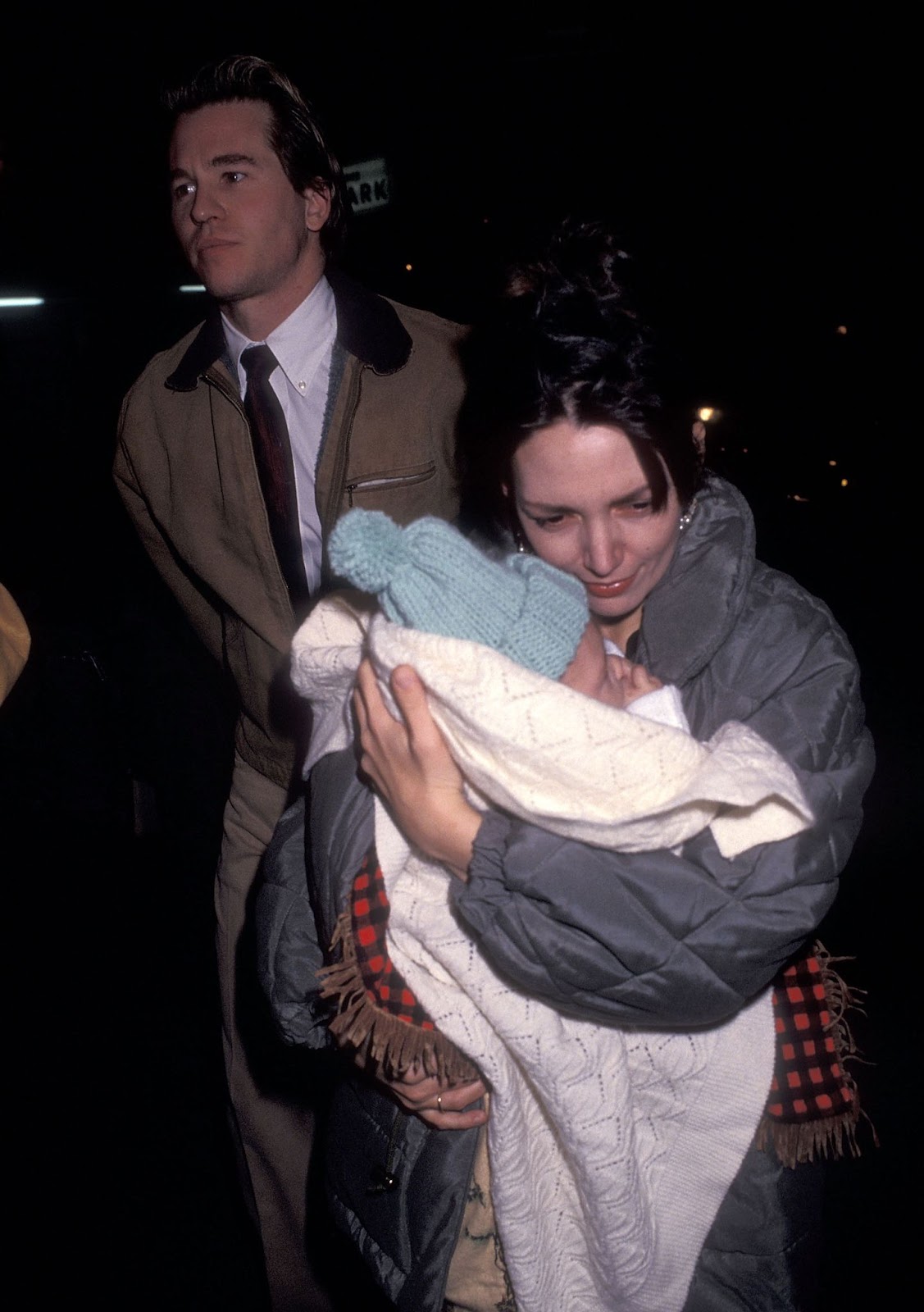 Val Kilmer y Joanne Whalley con su hija Mercedes Kilmer en un preestreno de la obra de Broadway "Death and the Maiden" el 20 de febrero de 1992, en Nueva York | Fuente: Getty Images