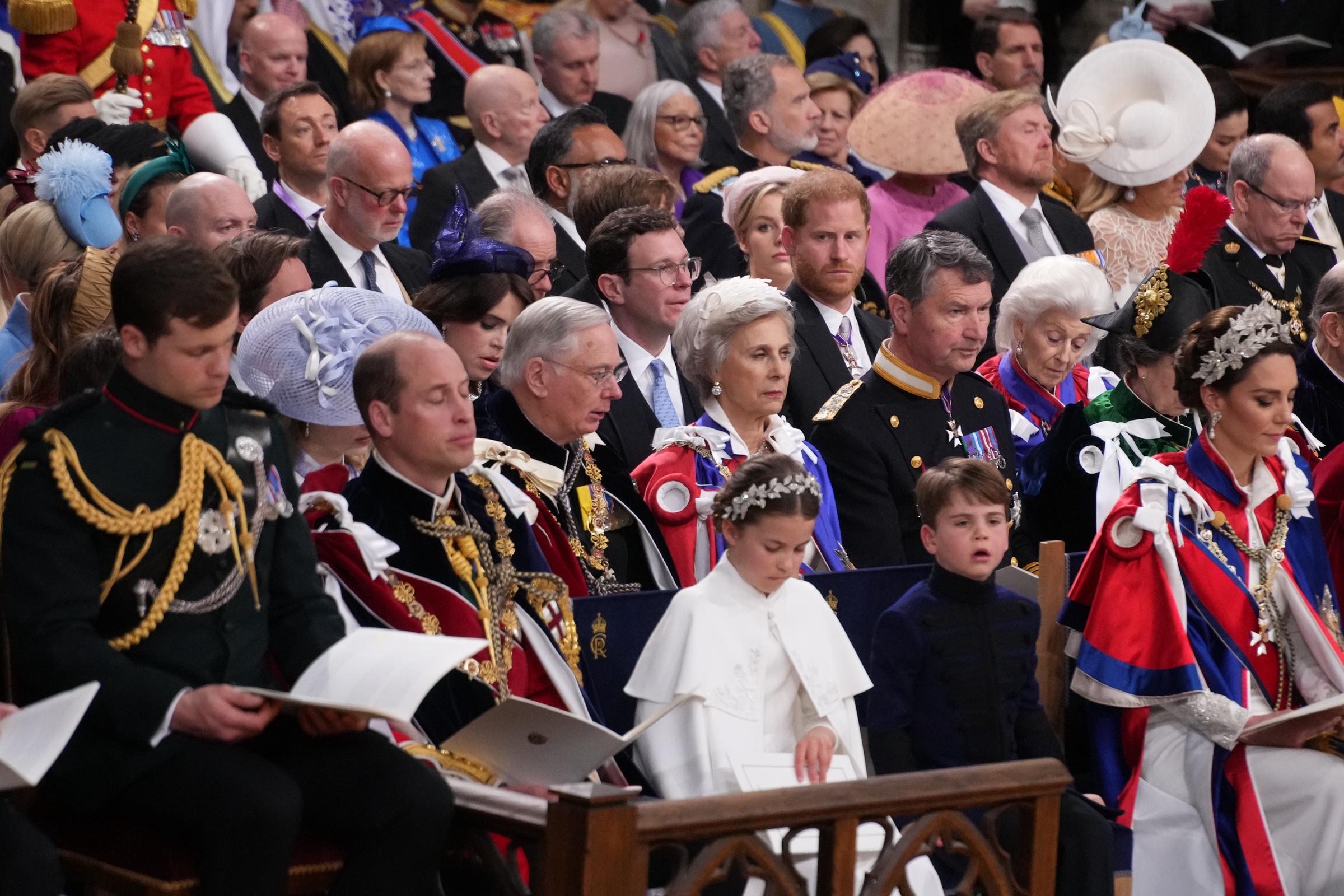 El príncipe William (primera fila) y el príncipe Harry (filas detrás) con otros miembros de la familia real en la Coronación del Rey Charles III y la Reina Camilla en Londres, Inglaterra, el 6 de mayo de 2023 | Fuente: Getty Images