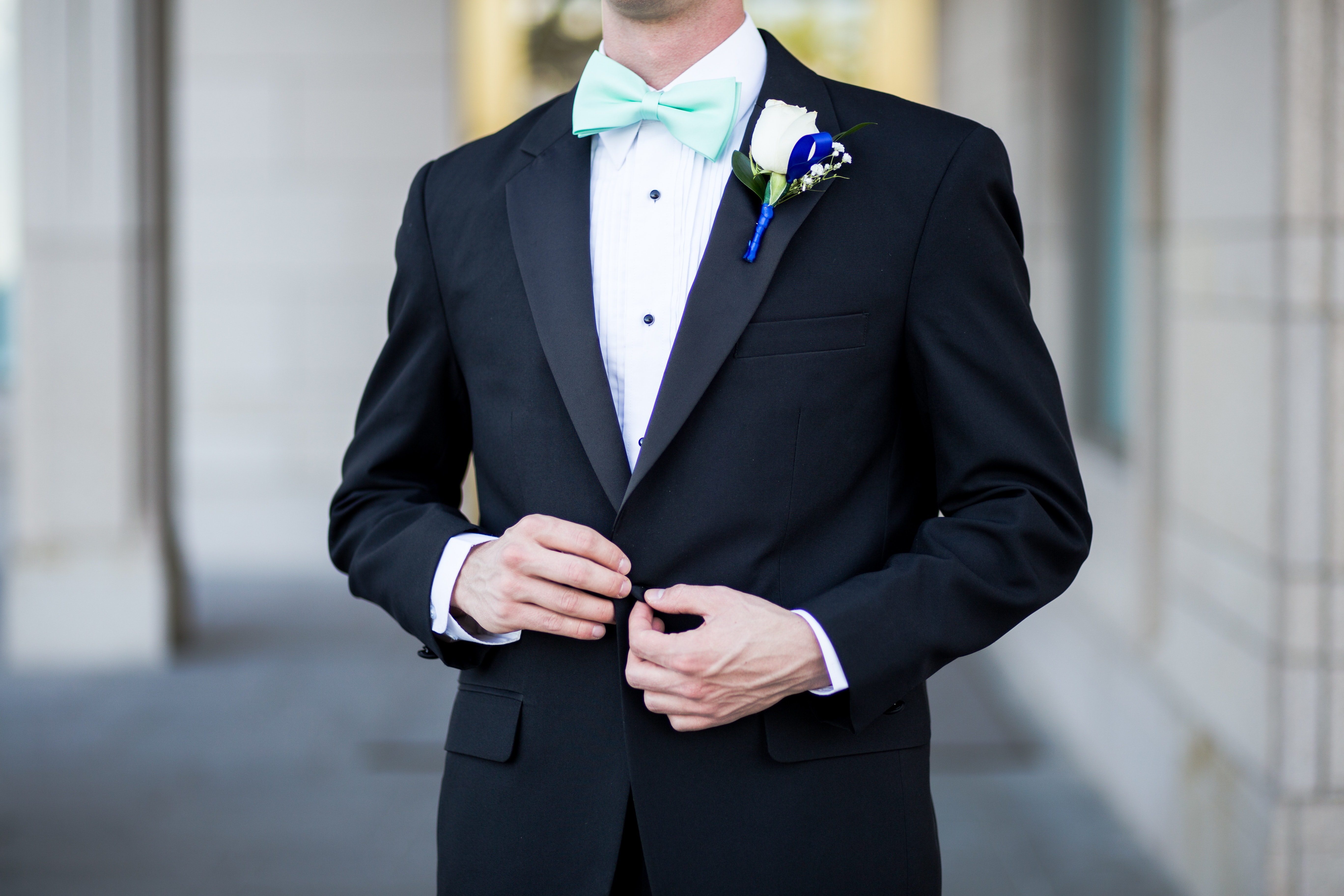 Hombre con esmoquin negro y verde azulado | Fuente: Pexels