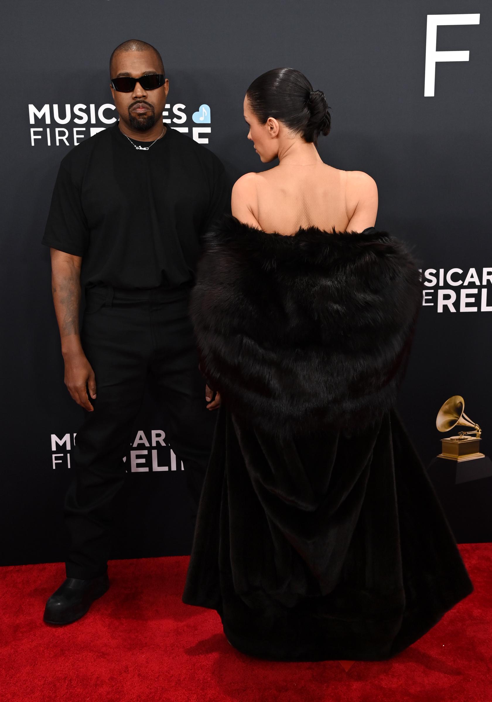 Kanye West y Bianca Censori posan en la alfombra roja de los Grammy 2025 en Los Ángeles | Fuente: Getty Images