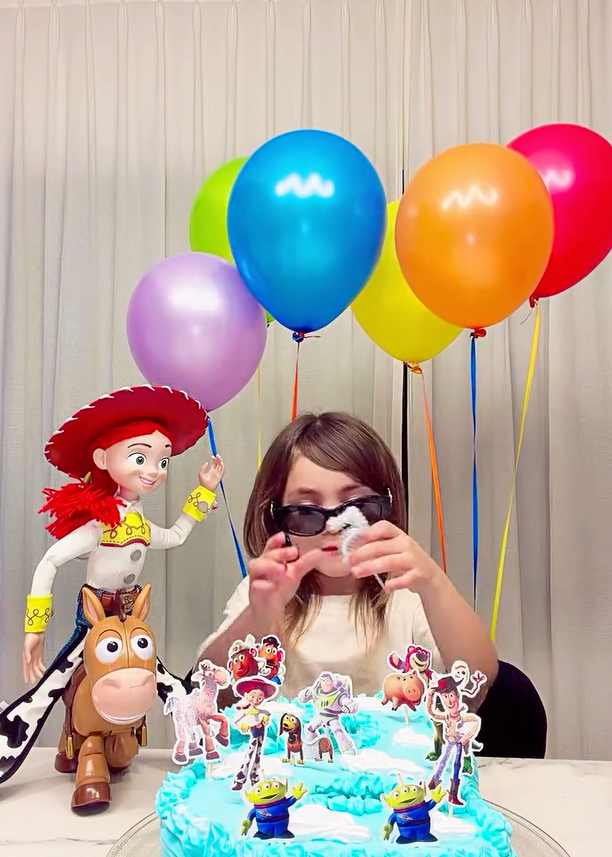 Tamara acomoda su velita de cumpleaños con el número 5 | Fuente: Instagram/tamiiibaez123