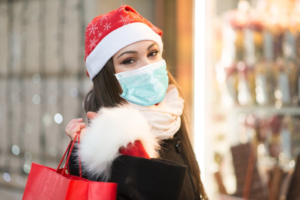 Modelo haciendo compras navideñas con mascarilla. | Foto: Shutterstock