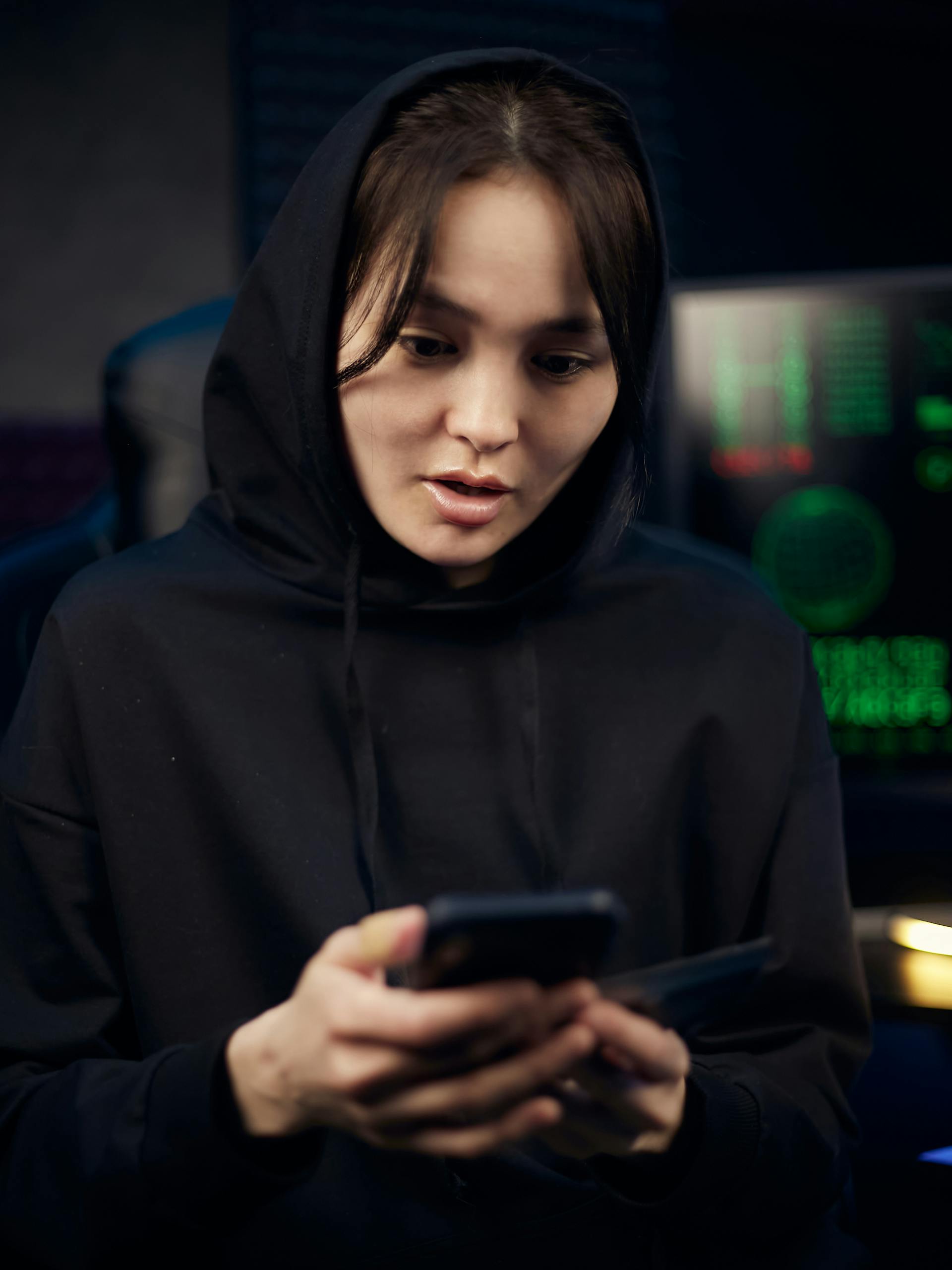 Una mujer mirando atónita su teléfono | Fuente: Pexels