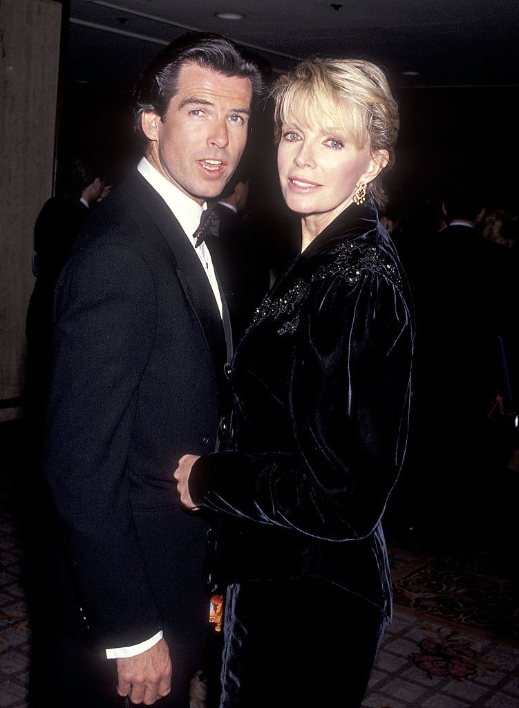 Pierce Brosnan y Cassandra Harris en California, 1991. | Photo: Getty Images