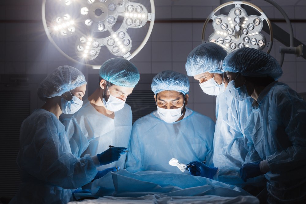 Médicos en sala de cirugía. | Foto: Shutterstock.