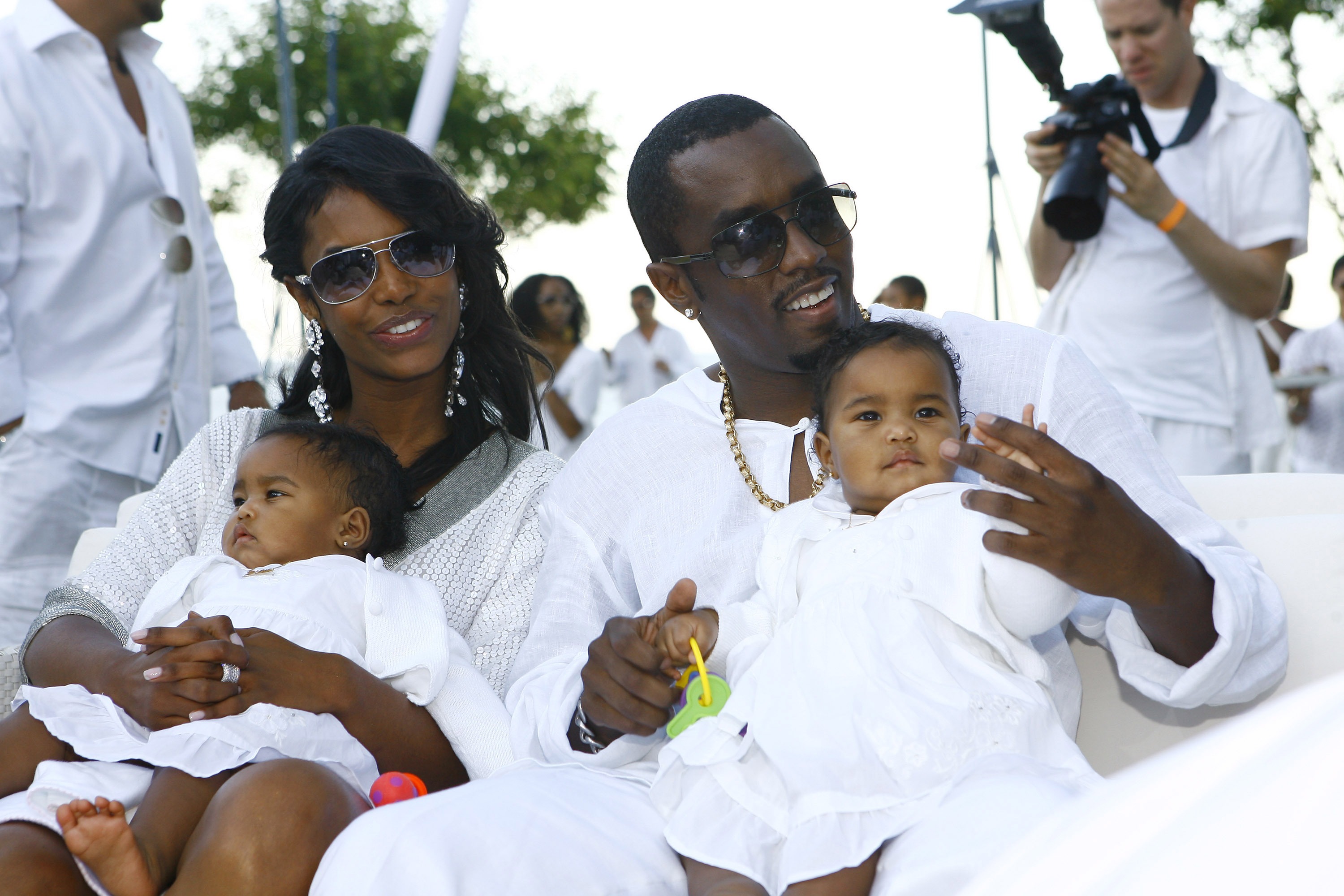 Kim Porter y Sean "Diddy" Combs con sus hijas gemelas D'Lila y Jessie el 2 de septiembre de 2007 | Fuente: Getty Images