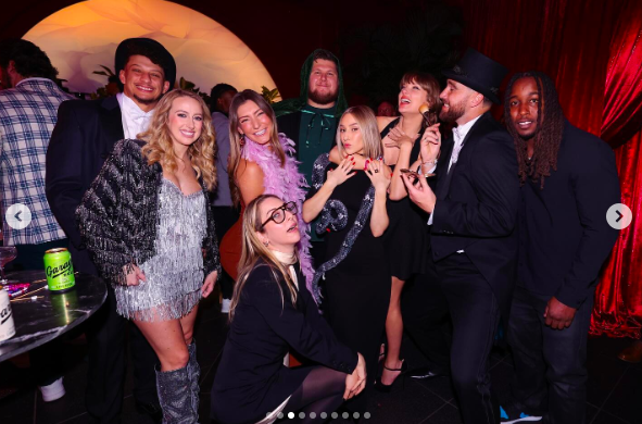 Taylor Swift y Travis Kelce posando para una foto con sus amigos Patrick y Brittany Mahomes, Ashley Avignone y otros. | Fuente: Instagram/ashavignone