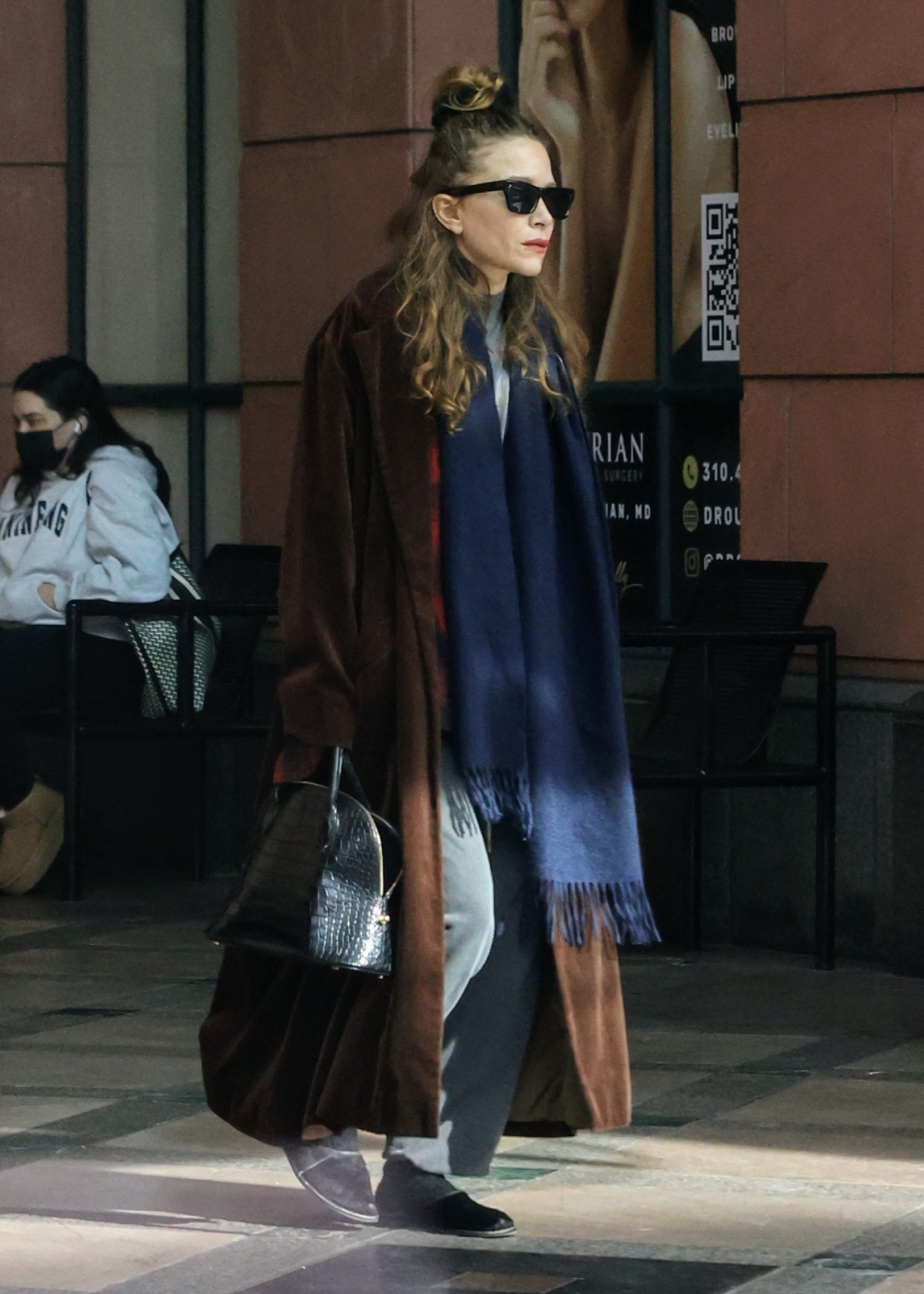 Mary Kate Olsen vista saliendo de un edificio médico el 27 de diciembre de 2023, en Beverly Hills, California | Fuente: Getty Images