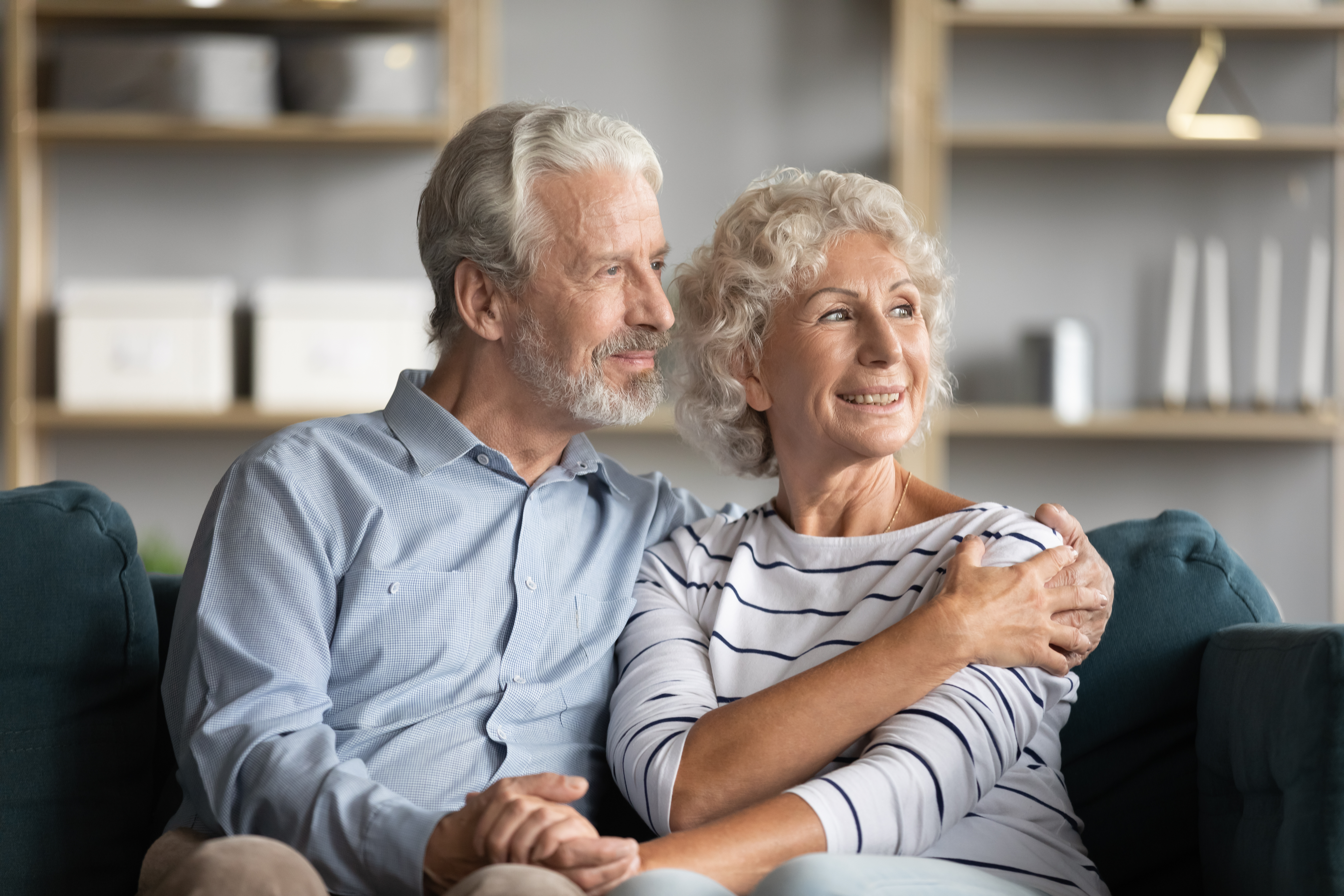 Una feliz pareja de ancianos relajándose en casa | Foto: Shutterstock