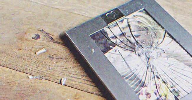 Fotografía dentro de un portaretrato con el vidrio roto. | Foto: Shutterstock
