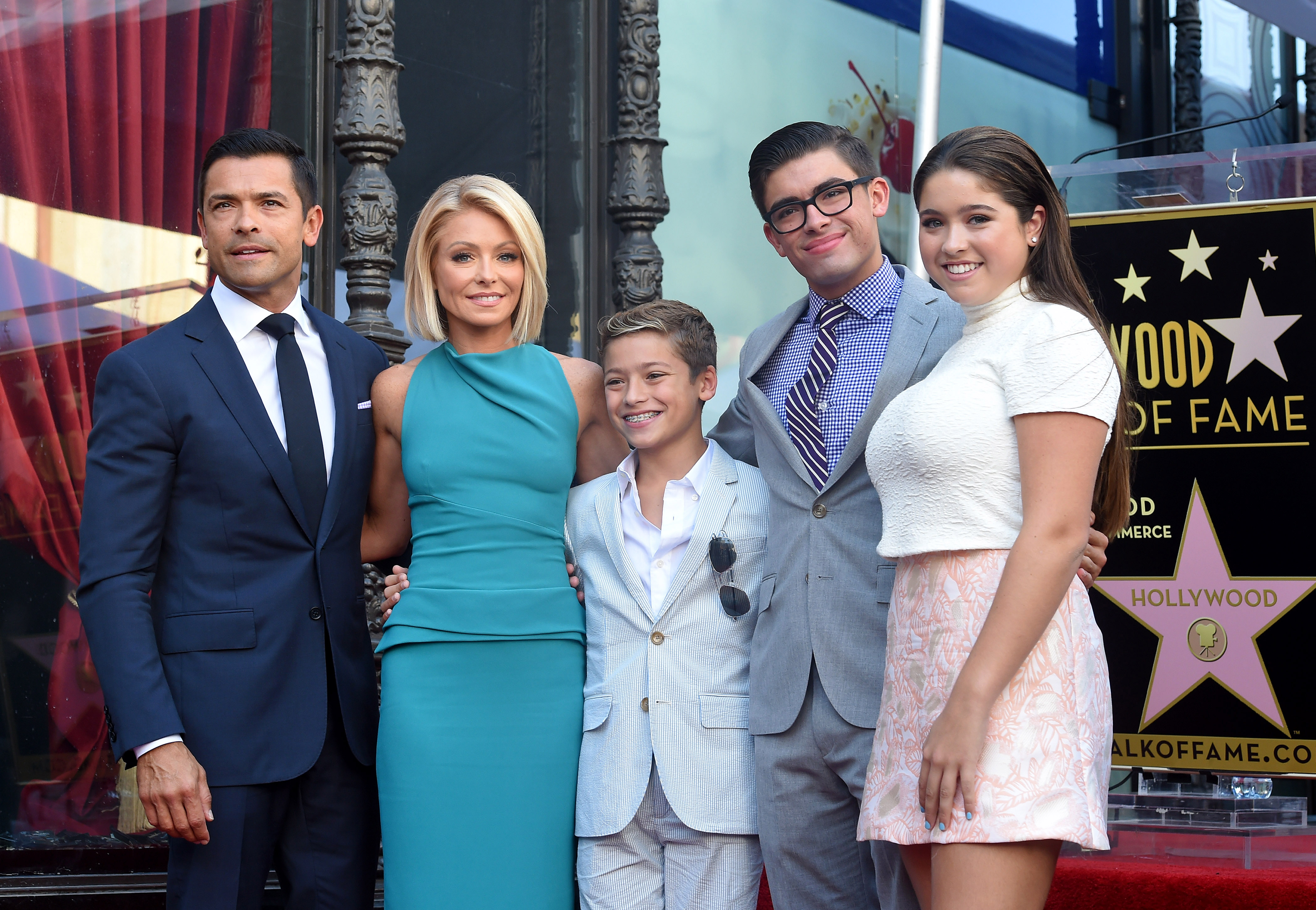 Kelly Ripa y Mark Consuelos posan con sus hijos, Lola, Michael y Joaquín Consuelos, mientras Kelly recibe una estrella en el Paseo de la Fama de Hollywood, en Hollywood (California), el 12 de octubre de 2015. | Fuente: Getty Images