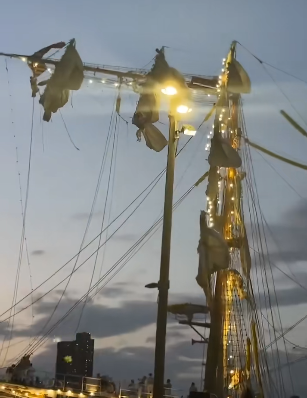 Marineros quedaron colgando del buque mexicano, tras chocar con el puente de Brooklyn. | Fuente: TikTok/Latinus.