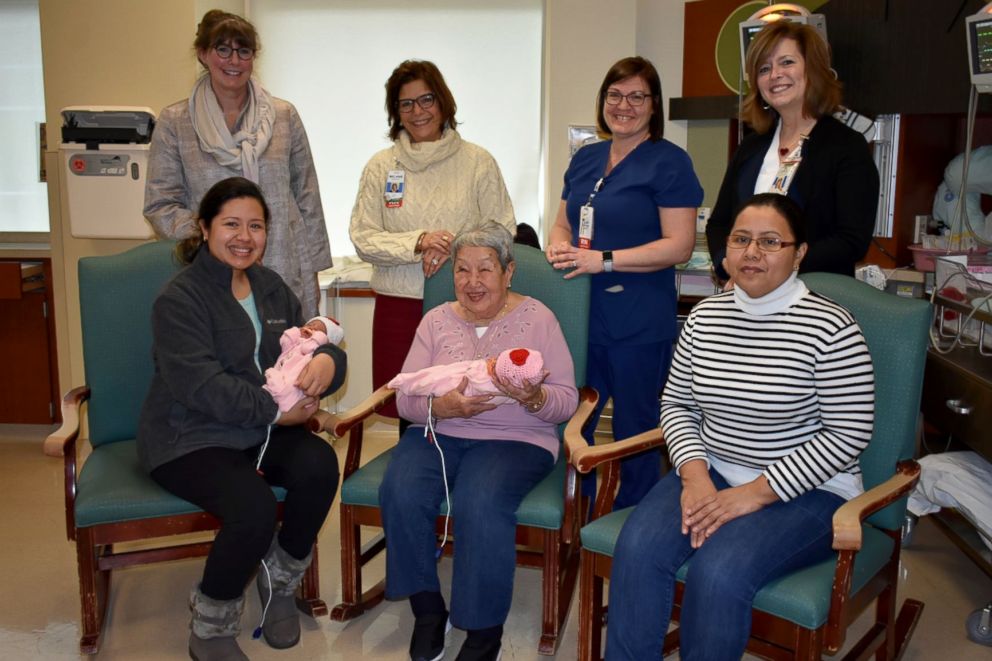 Doris y madres de recién nacidos en el hospital. | Foto: Facebook/Good Morning America