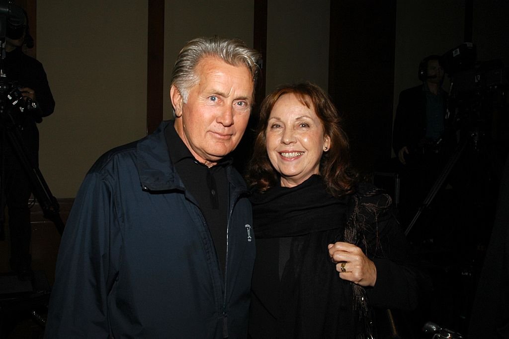 Martin Sheen y Janet Sheen en el estreno especial de "SPEAK TRUTH TO POWER" el 6 de octubre de 2006, en Nueva York | Fuente: Getty Images