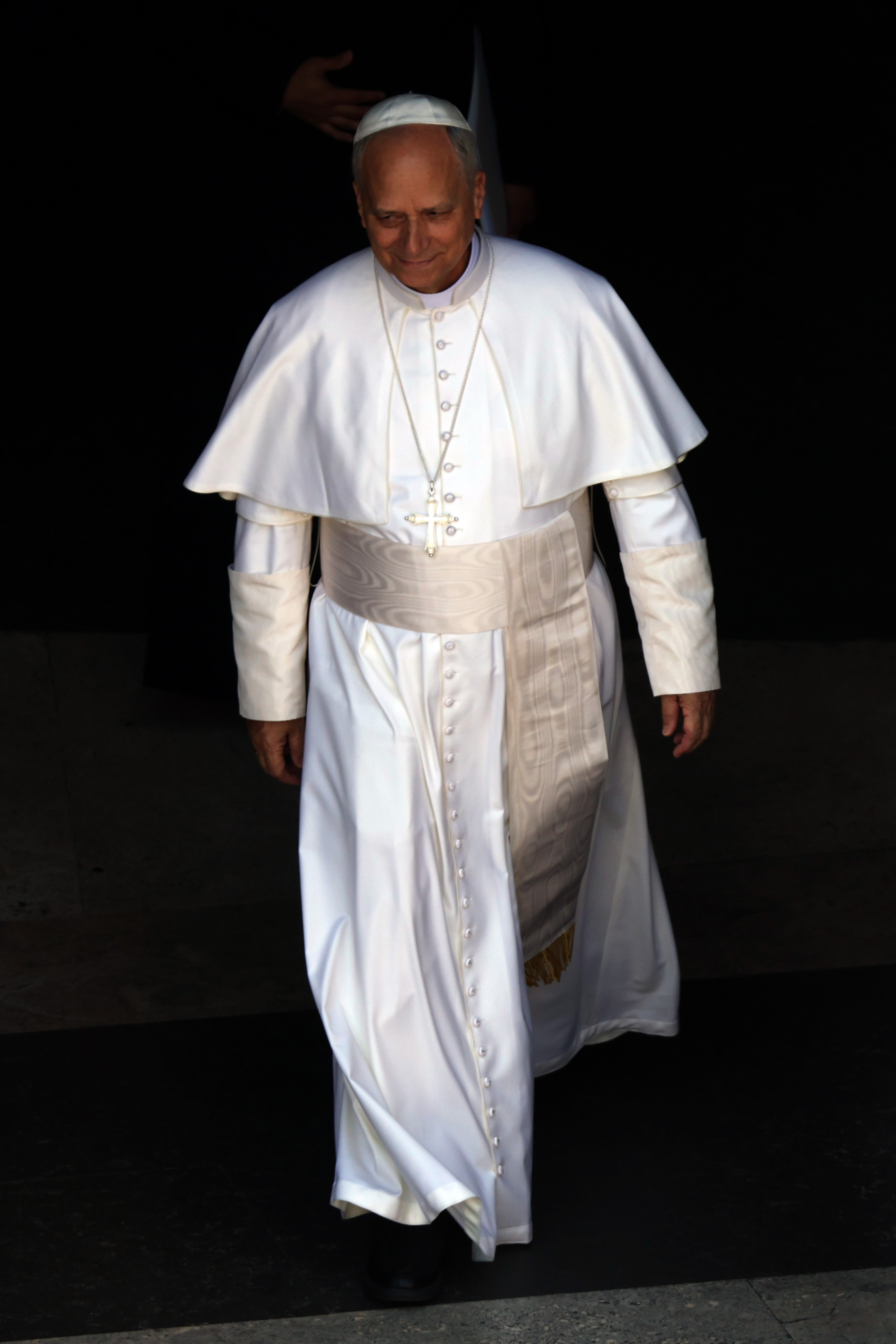 El papa León XIV sale del edificio del Santo Oficio el 8 de junio de 2025, antes de las celebraciones del Domingo de Pentecostés en la Plaza de San Pedro | Fuente: Getty Images