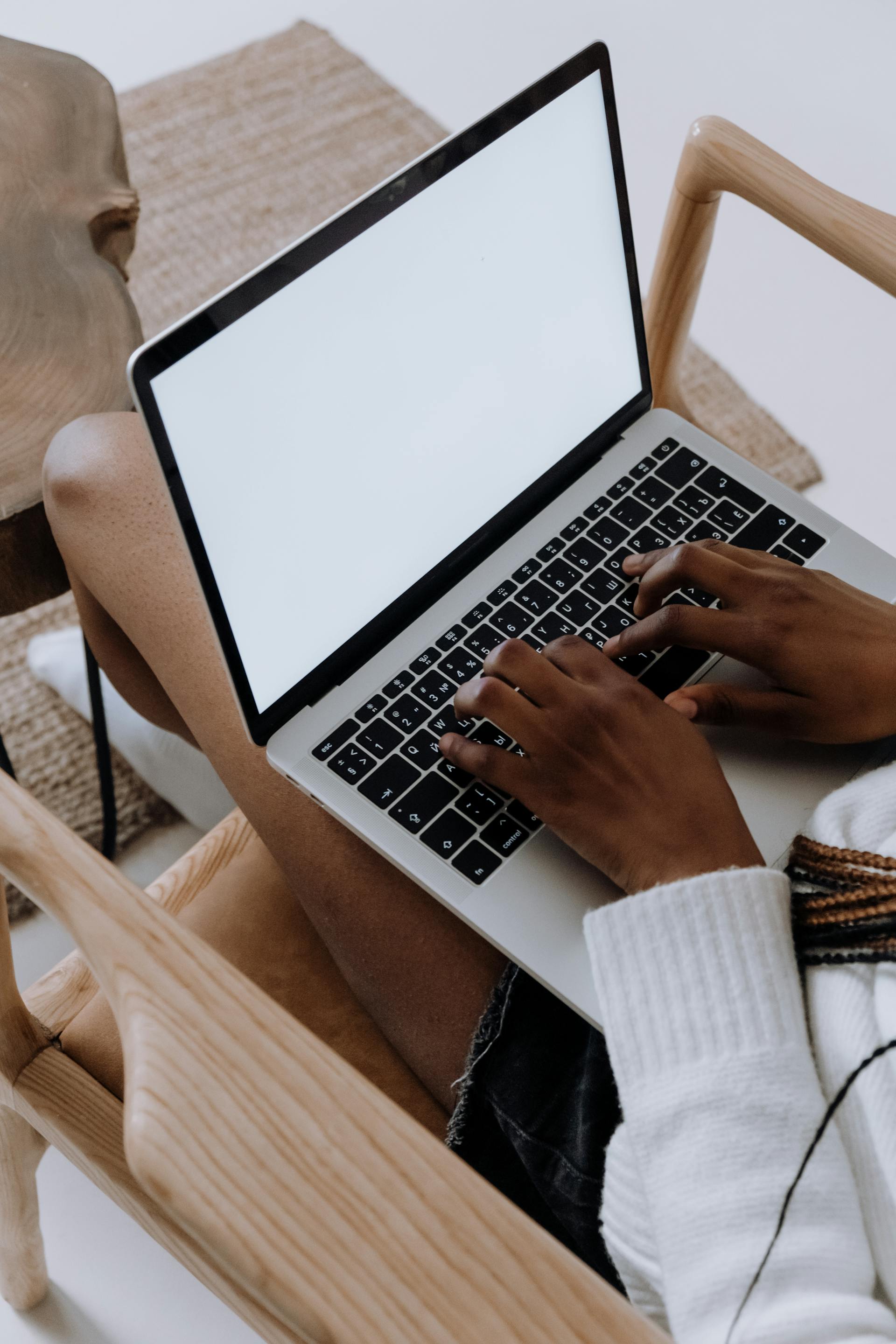 Una mujer utilizando un ordenador portátil | Fuente: Pexels