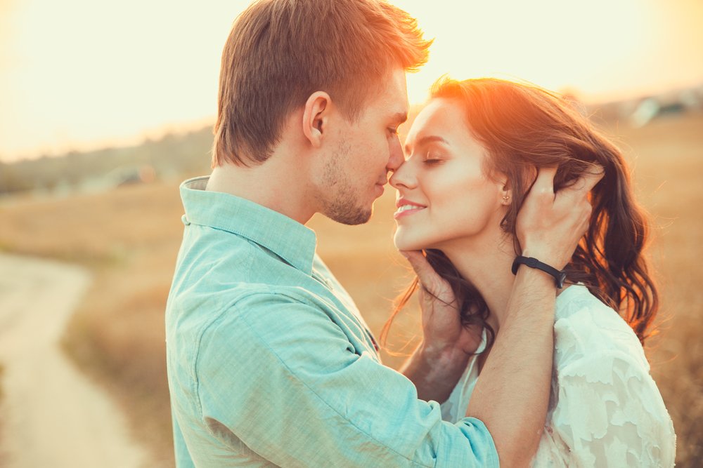 Joven pareja enamorada al aire libre. | Fuente: Shutterstock