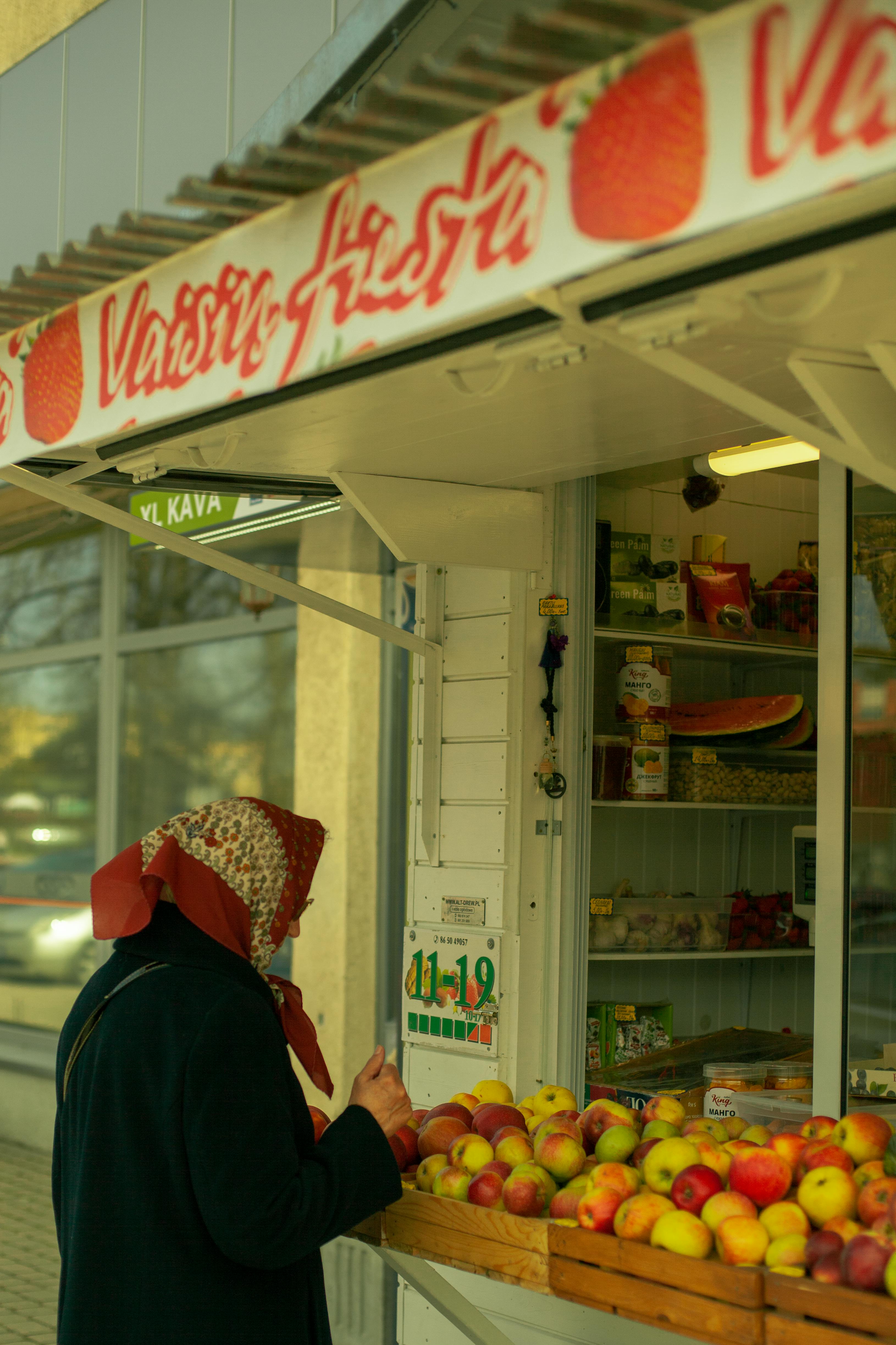 Una anciana en una tienda de comestibles | Fuente: Pexels