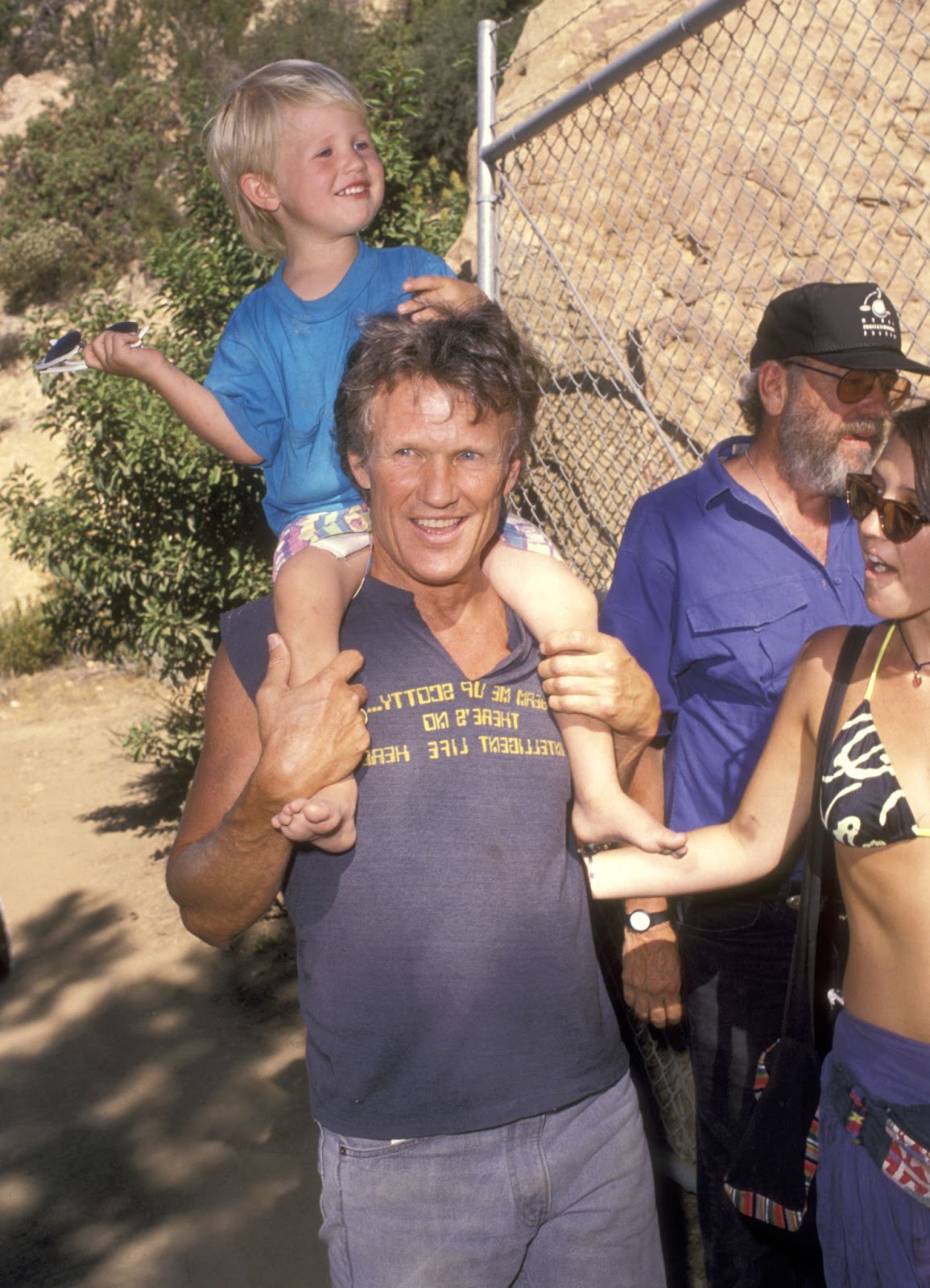 Kris y su hijo Johnny Kristofferson en la Segunda Conferencia Anual de la Oficina de Comunicaciones de la Tierra, el 24 de junio de 1990, en Malibú, California. | Fuente: Getty Images