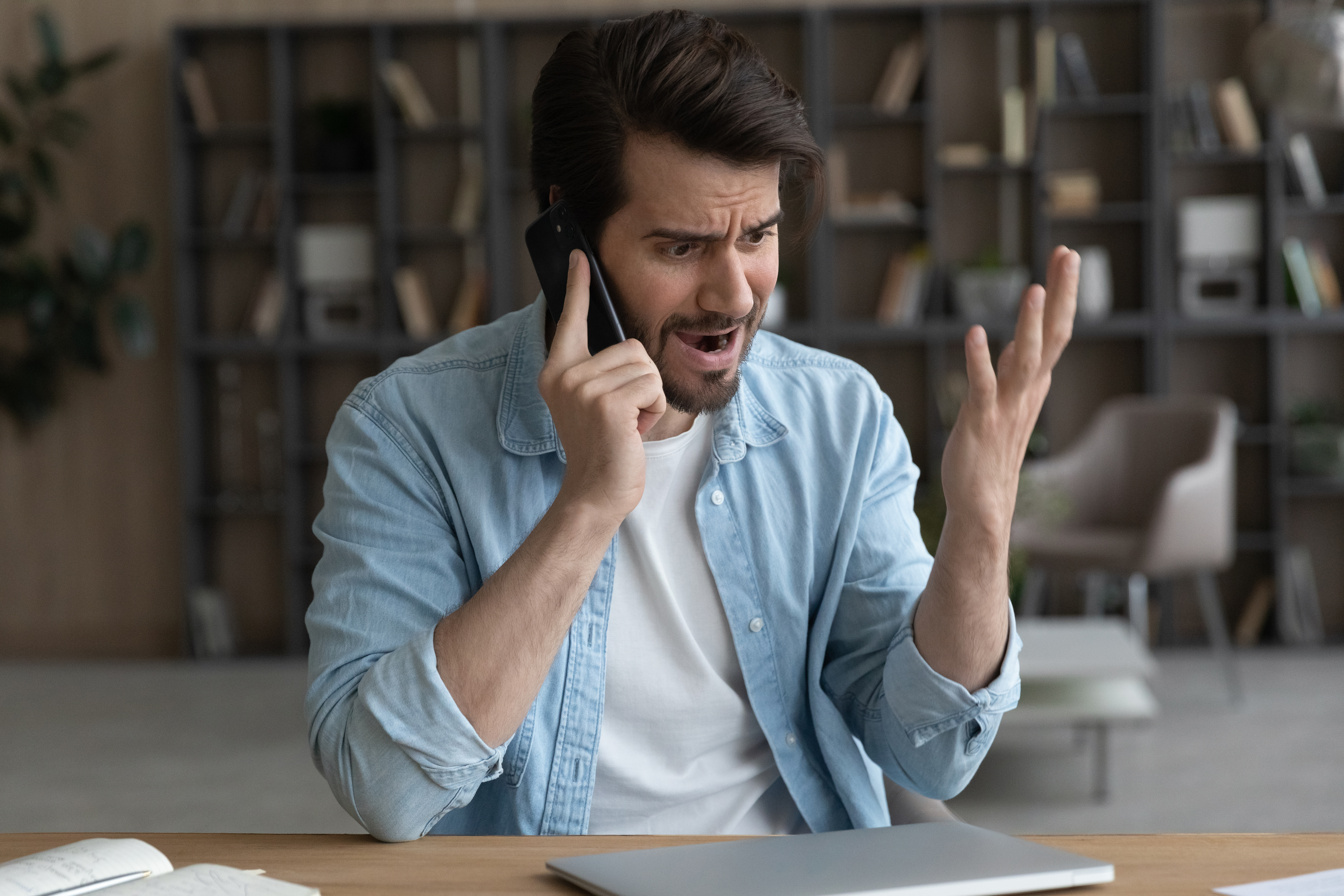 Un hombre expresando su ira por teléfono | Foto: Shutterstock