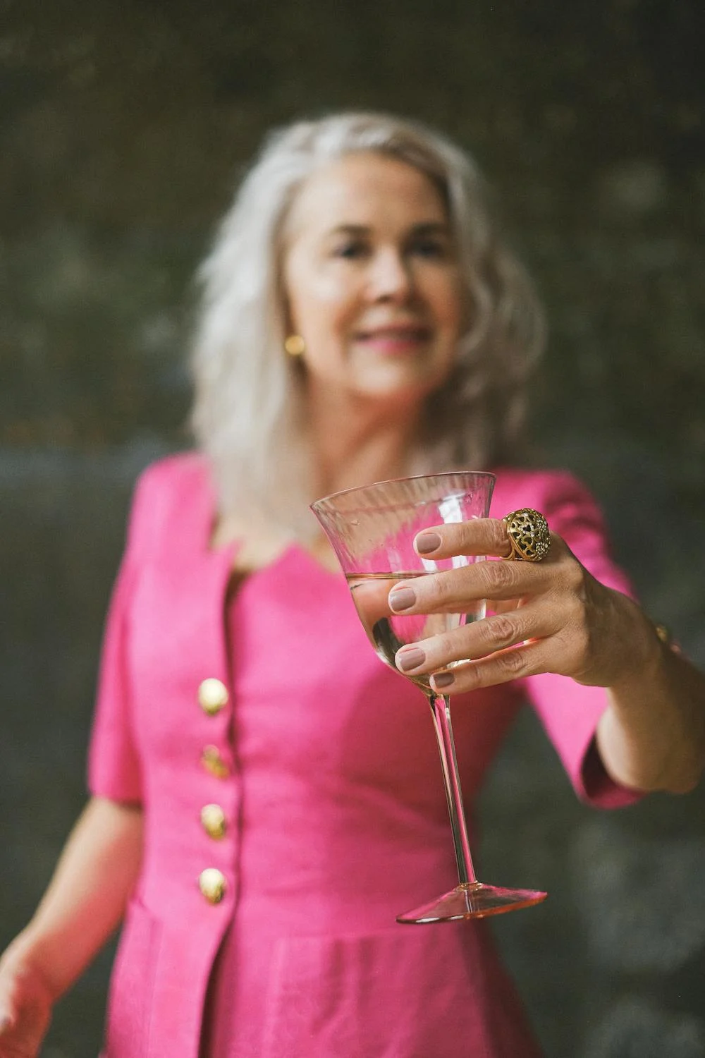 Una mujer brindando | Fuente: Pexels